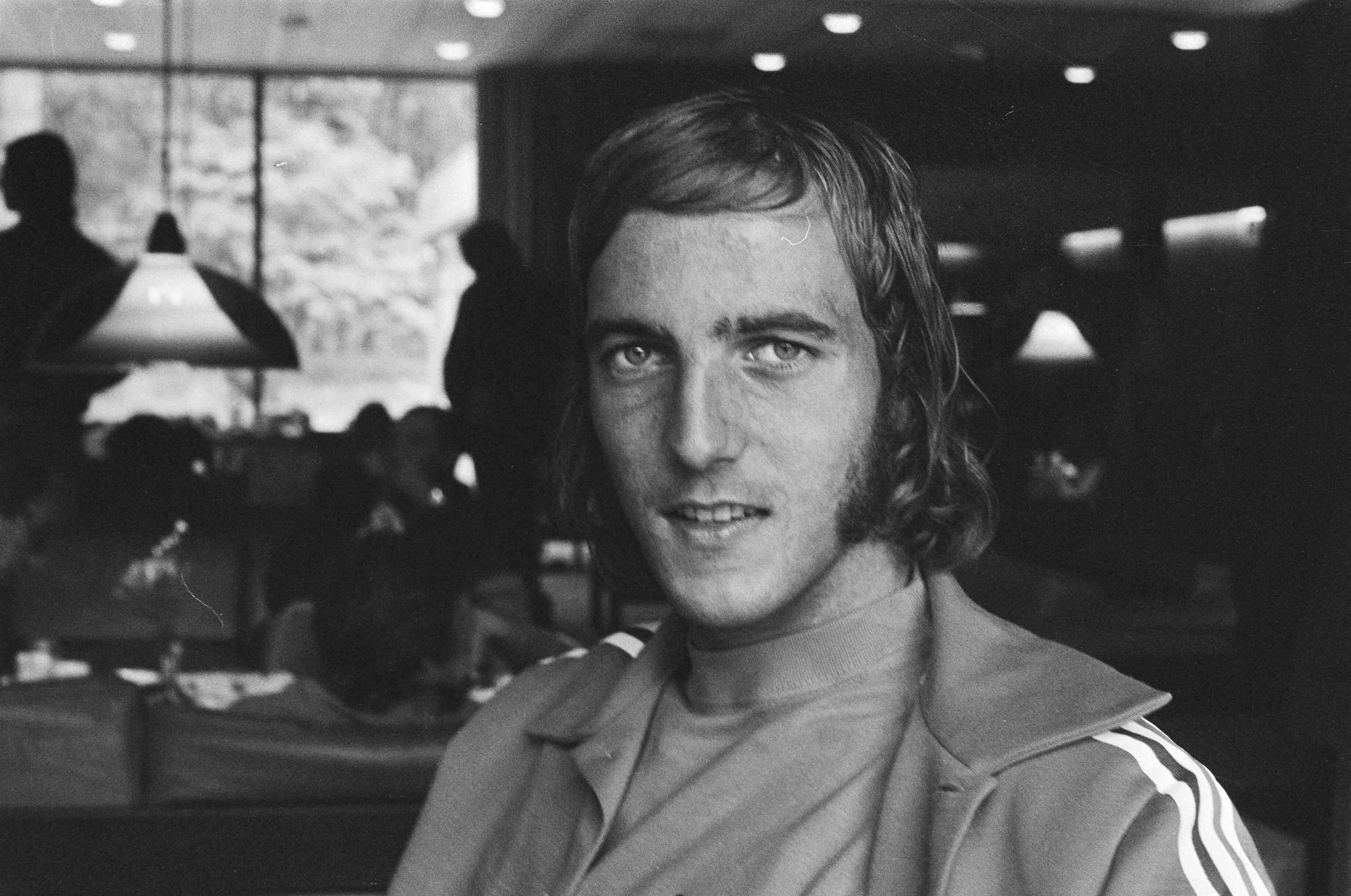 Fotocollectie Anefo — Selectie Nederlands elftal voor WK voetbal 1974 bijeen in Zeist; Johan Neeskens , kop — Foto: Mieremet, Rob / Anefo. Licentie: Set B: Rechtenvrij / Publiek Domein. Bron: Nationaal Archief. http://hdl.handle.net/10648/ac4c7048-d0b4-102d-bcf8-003048976d84