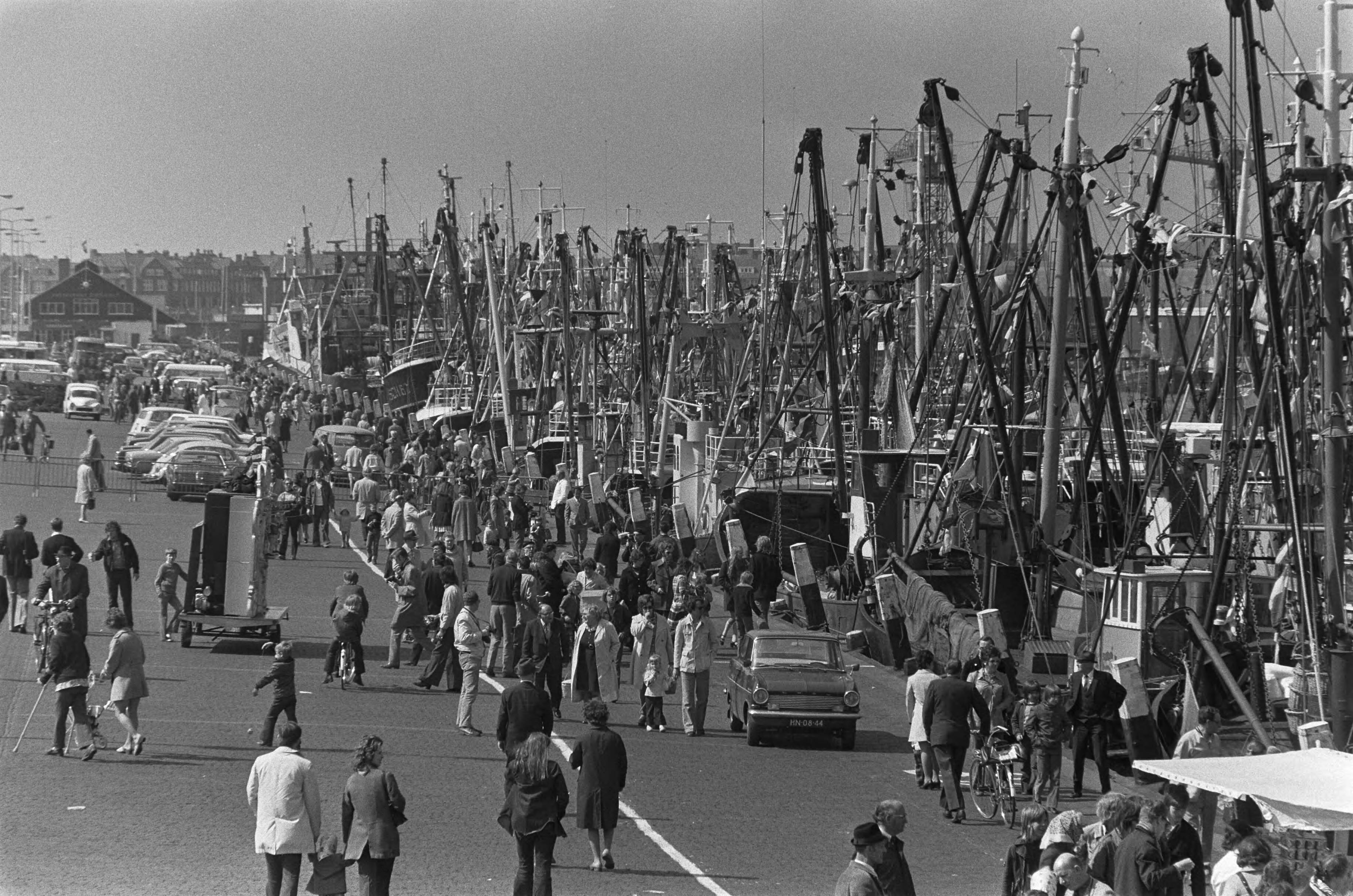 Fotocollectie Anefo — Vlaggetjesdag in Scheveningen — Foto: Punt, W. / Anefo. Licentie: Set B: Rechtenvrij / Publiek Domein. Bron: Nationaal Archief. http://hdl.handle.net/10648/ac2c21ee-d0b4-102d-bcf8-003048976d84