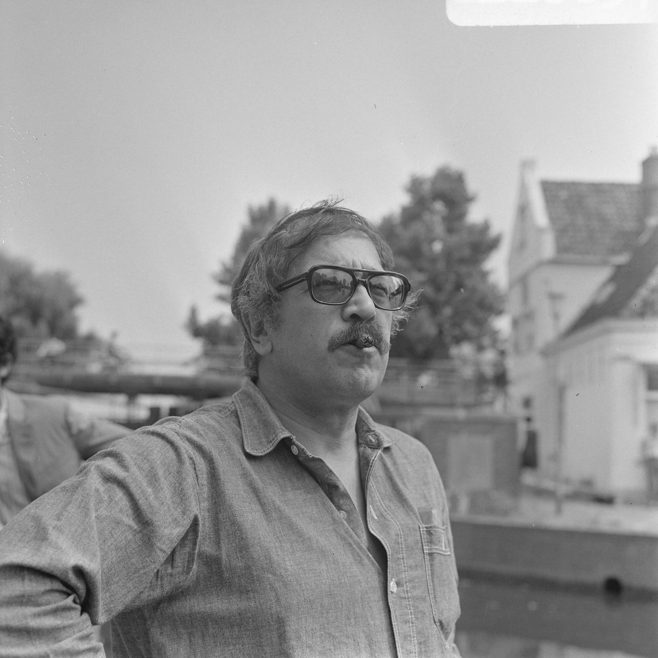 De filmploeg van Jan Vrijman maakt een film over een boerenbruiloft in Spaarndam — Jan Vrijman — Foto: Evers, Joost / Anefo. Licentie: Set B: Rechtenvrij / Publiek Domein. Bron: Nationaal Archief. http://hdl.handle.net/10648/ab746e64-d0b4-102d-bcf8-003048976d84