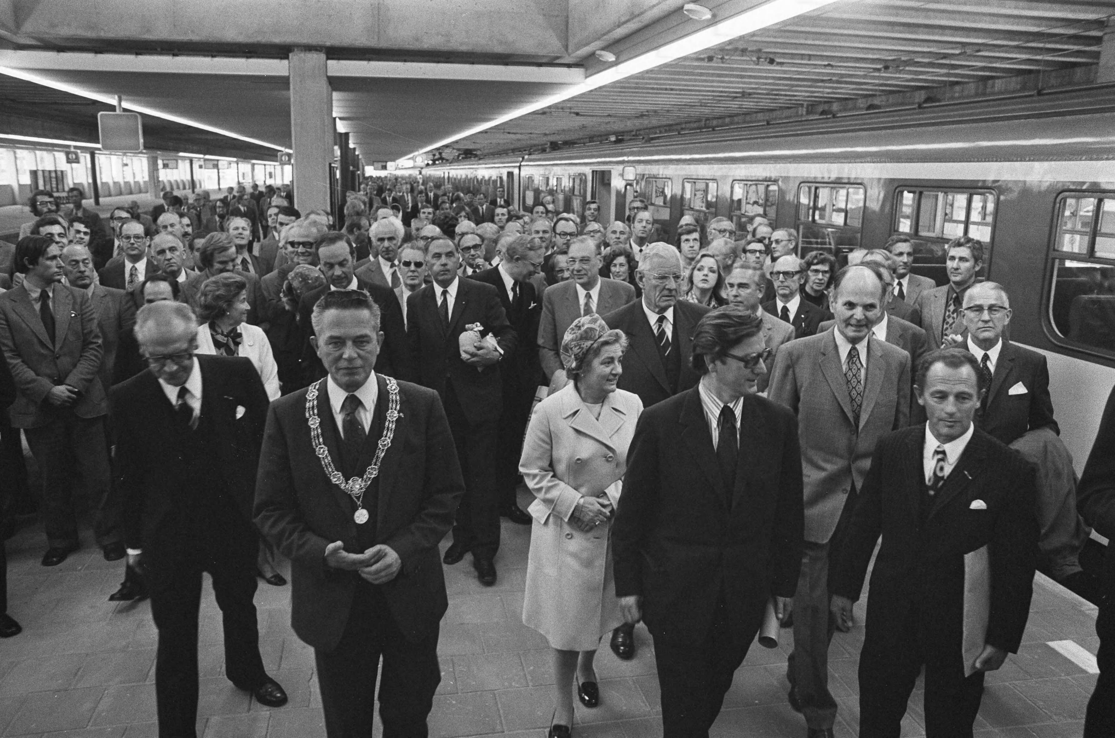 Fotocollectie Anefo — Station NS te Den Haag , als vervanging staatsspoor, geopend, Burgemeester Marijnen (l) en Minister Westerterp in nieuw station — Foto: Verhoeff, Bert / Anefo. Licentie: Set B: Rechtenvrij / Publiek Domein. Bron: Nationaal Archief. http://hdl.handle.net/10648/ac37e97a-d0b4-102d-bcf8-003048976d84