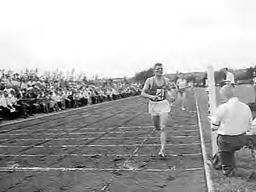Fotocollectie Anefo — Atletiek. Landenwedstrijd Nederland tegen België in Maastricht [een Belg met nummer 4 wint een loopnummer] — Foto: Bilsen, Joop van / Anefo. Licentie: Set B: Rechtenvrij / Publiek Domein. Bron: Nationaal Archief. http://hdl.handle.net/10648/a9824874-d0b4-102d-bcf8-003048976d84