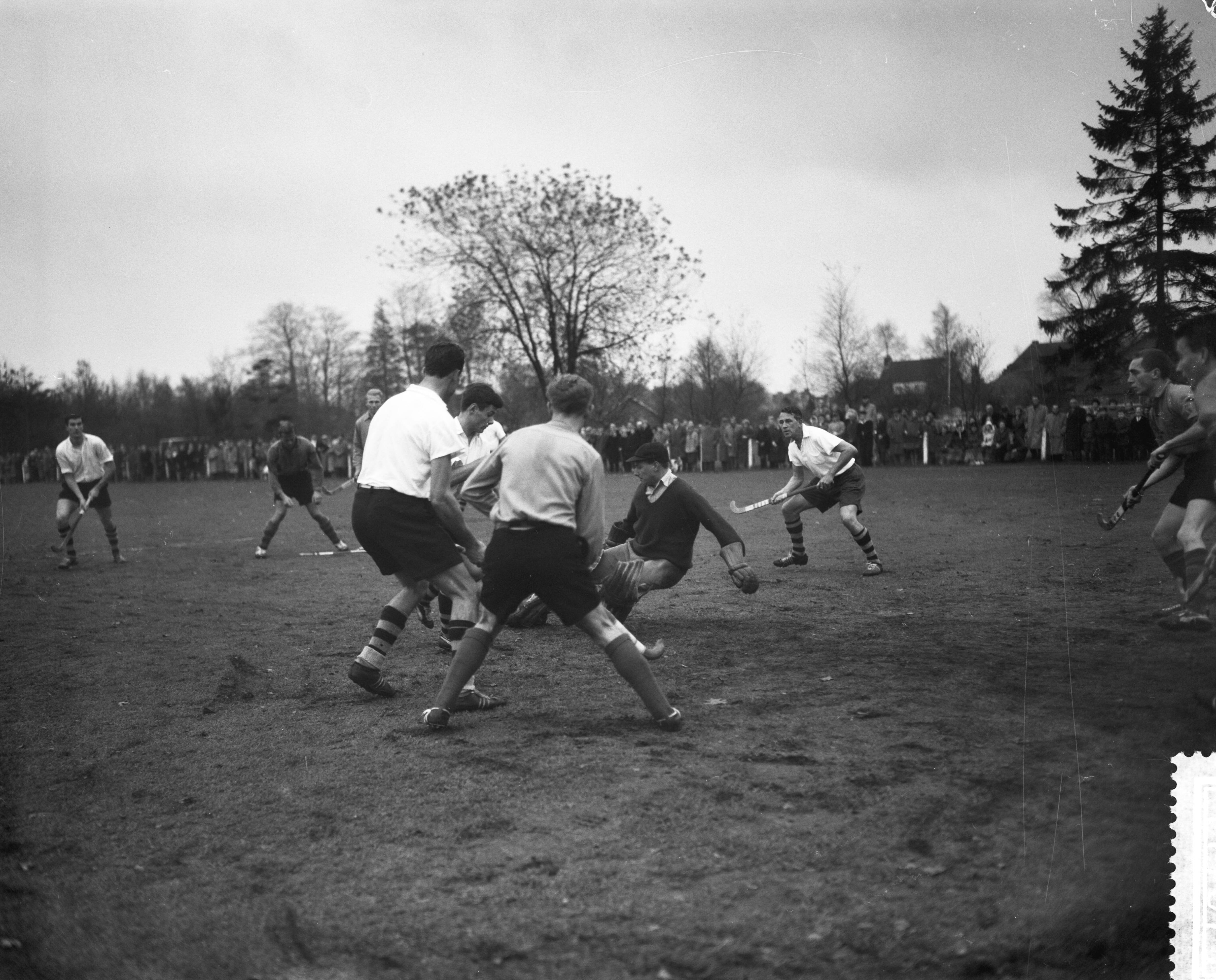Fotocollectie Anefo — Hockey. Laren tegen SCHC 3-0. Spelmoment voor het SCHS-doel, op de grond Dorhout Mees, rechts D. Loggere — Foto: Bilsen, Joop van / Anefo. Licentie: Set B: Rechtenvrij / Publiek Domein. Bron: Nationaal Archief. http://hdl.handle.net/10648/a9bf5782-d0b4-102d-bcf8-003048976d84