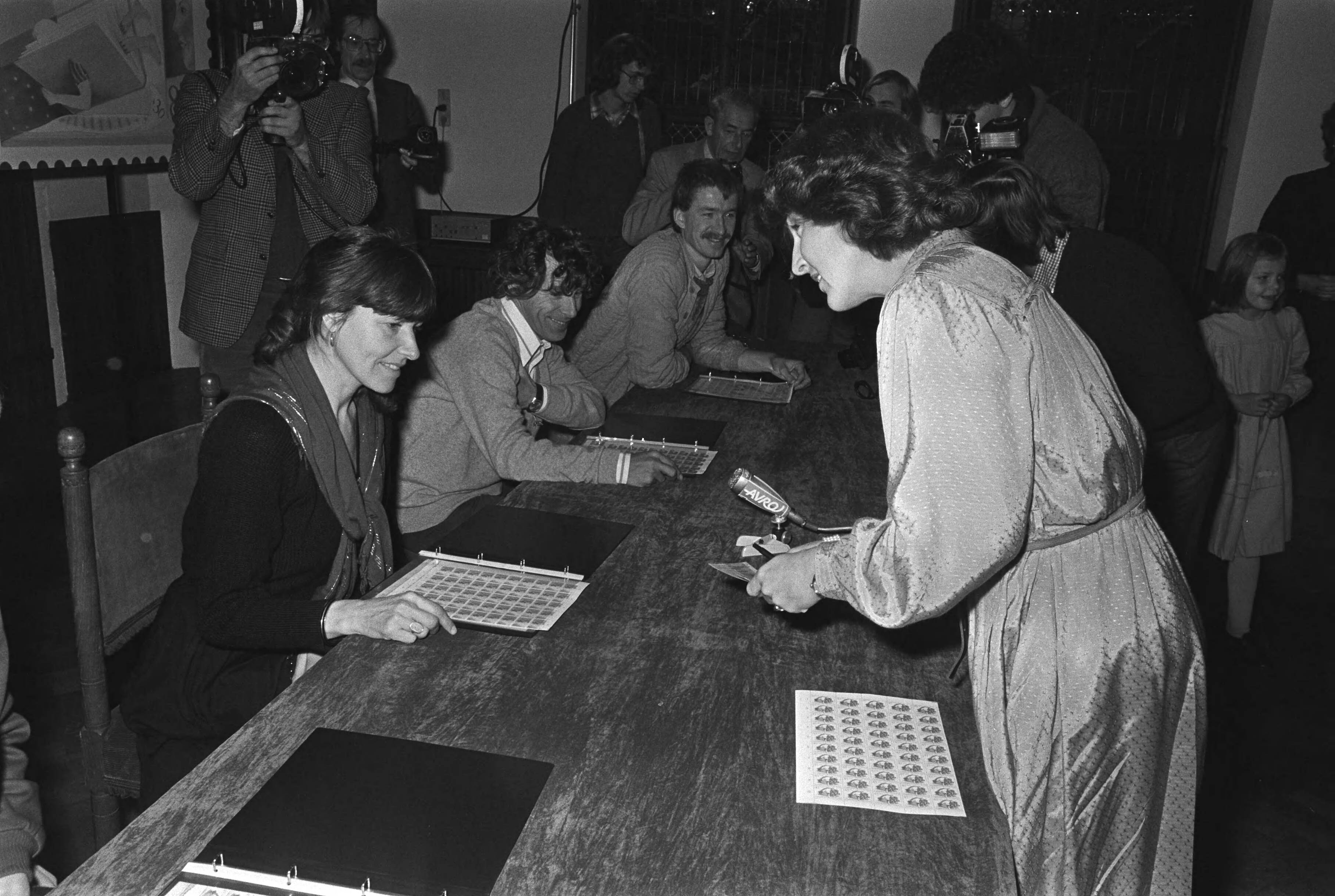 Fotocollectie Anefo — Margriet heeft in Den Haag de eerste aankoop gedaan van kinderpostzegels 1980, Prinses Margriet koopt de zegels aan de tafel — Foto: Bogaerts, Rob / Anefo. Licentie: Set B: Rechtenvrij / Publiek Domein. Bron: Nationaal Archief. http://hdl.handle.net/10648/aced6e30-d0b4-102d-bcf8-003048976d84
