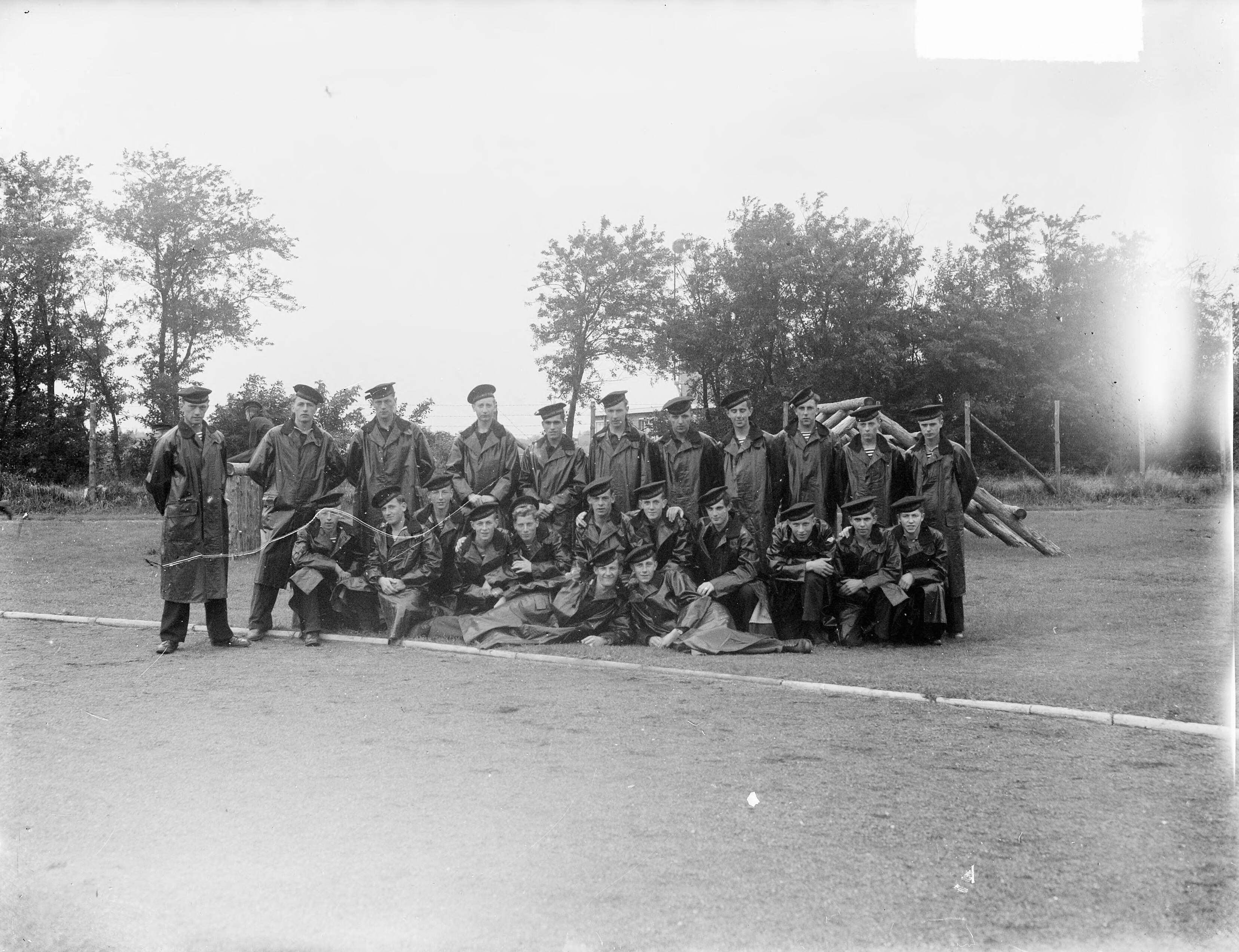 Fotocollectie Anefo — MOK Hilversum. Matrozen groepje — Foto: Steenkamp, […] / Anefo. Licentie: Set B: Rechtenvrij / Publiek Domein. Bron: Nationaal Archief. http://hdl.handle.net/10648/a8bd9056-d0b4-102d-bcf8-003048976d84