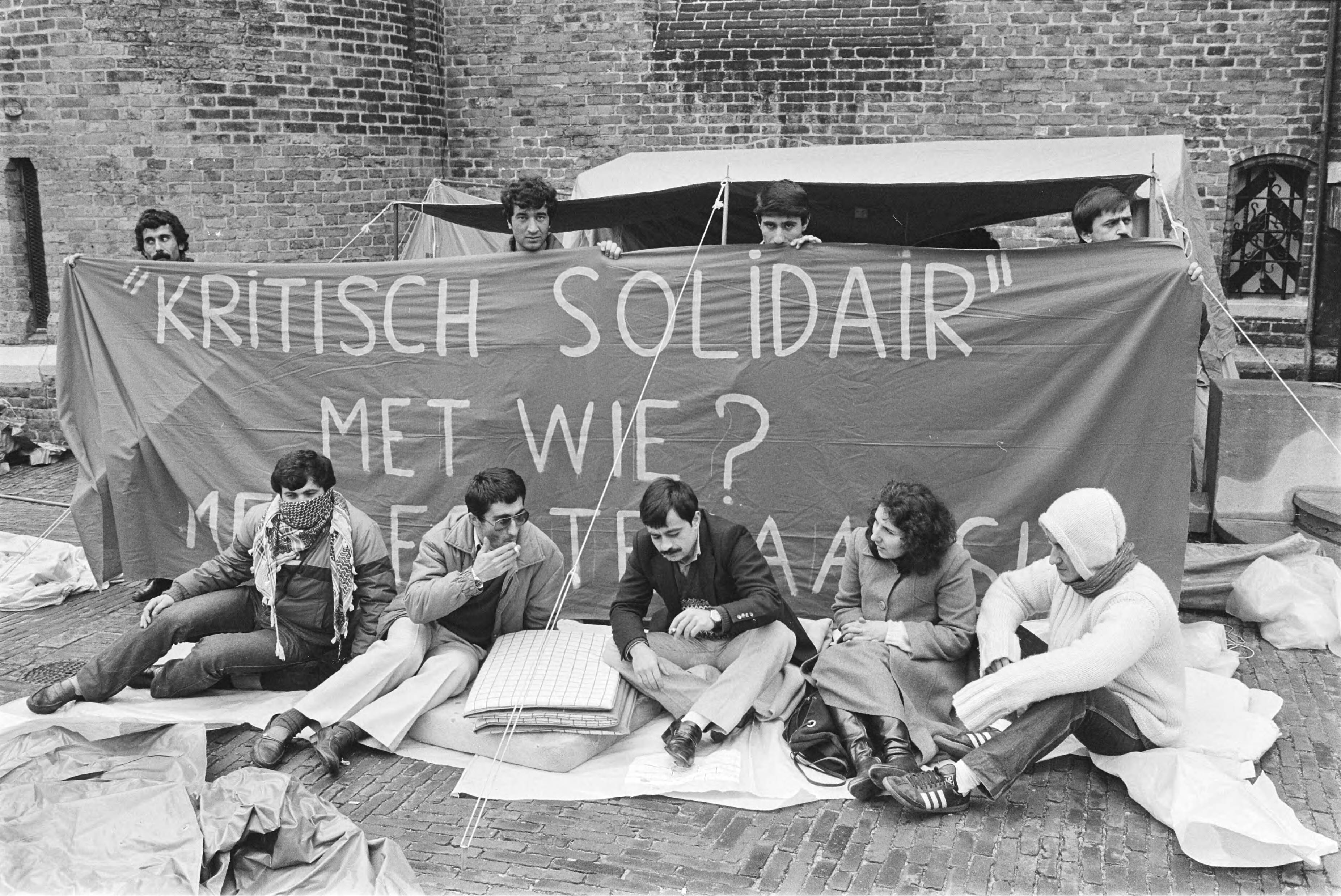 Fotocollectie Anefo — Den Haag , hongerstaking Turken op Binnenhof tegen bewind in Turkije — Foto: Antonisse, Marcel / Anefo. Licentie: Set B: Rechtenvrij / Publiek Domein. Bron: Nationaal Archief. http://hdl.handle.net/10648/ad36f992-d0b4-102d-bcf8-003048976d84