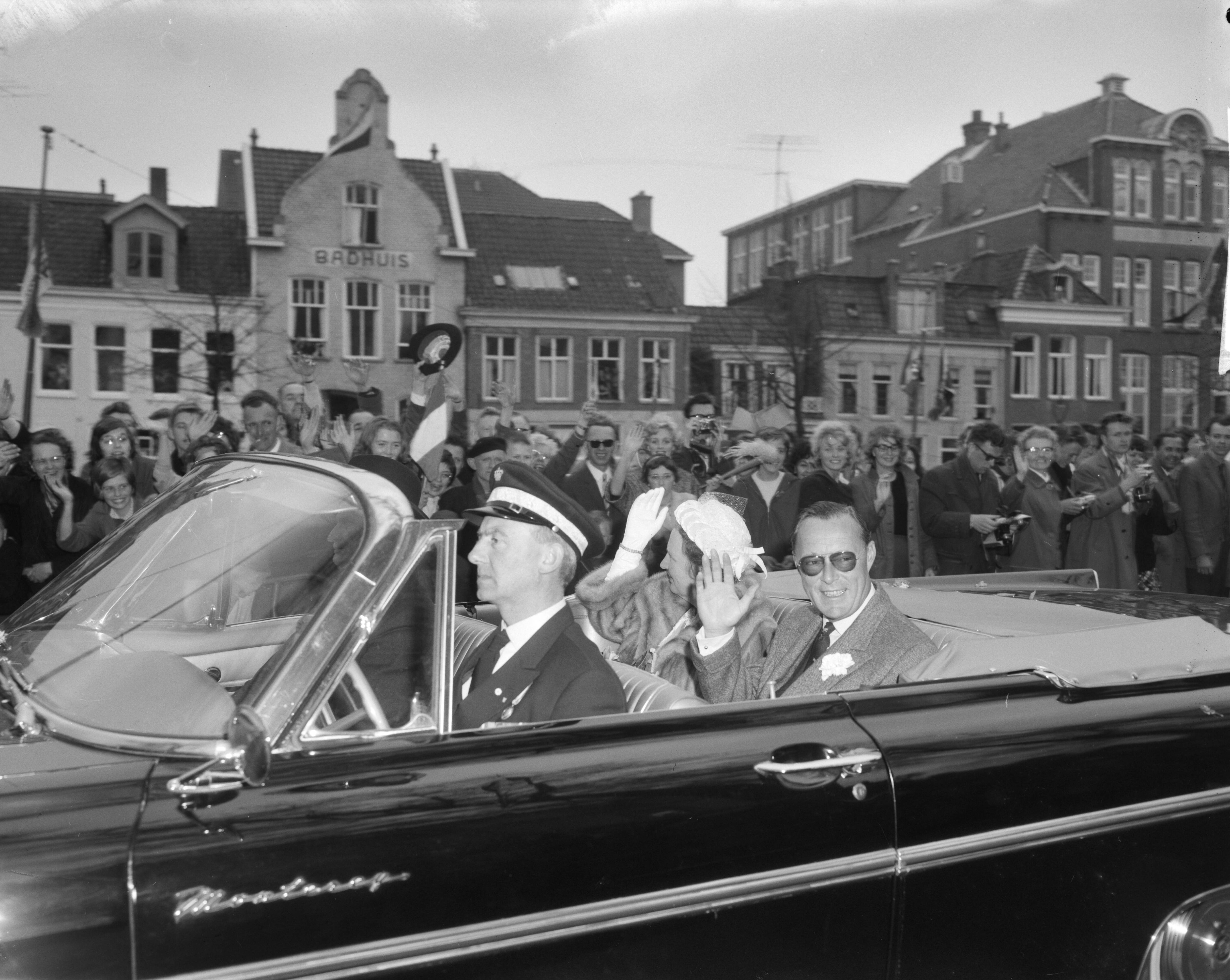 Koninklijk bezoek aan Groningen en Friesland (1962) — Koninklijk bezoek aan Groningen — Foto: Bilsen, Joop van / Anefo. Licentie: Set B: Rechtenvrij / Publiek Domein. Bron: Nationaal Archief. http://hdl.handle.net/10648/aa06f6f0-d0b4-102d-bcf8-003048976d84