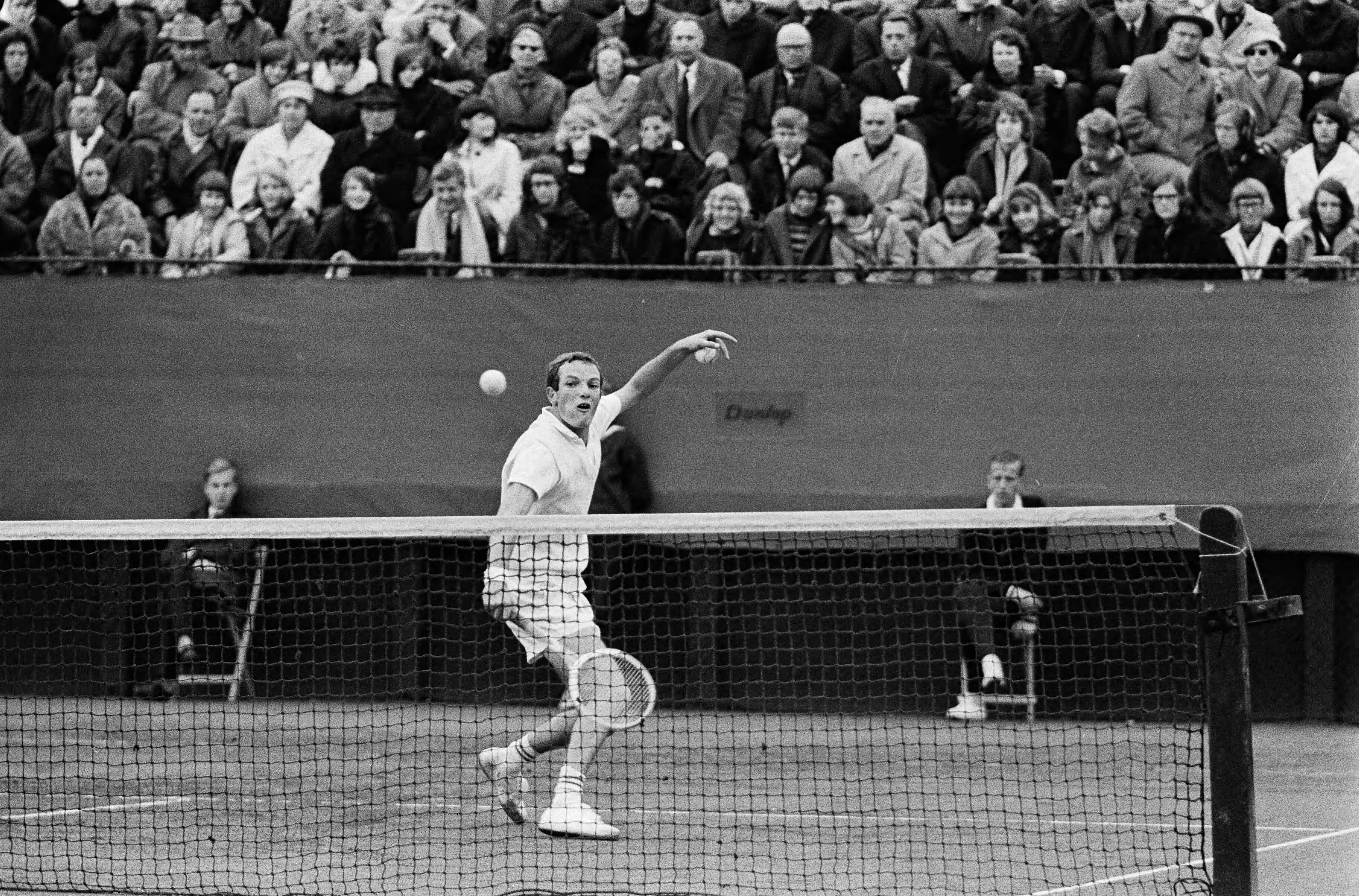 Fotocollectie Anefo — Tennis. Davis Cup. Nederland tegen Hongarije (2e dag). Tom Okker tegen Andras Szikszai. Tom Okker won met 6-4, 3-6 en 6-3 — Foto: Pot, Harry / Anefo. Licentie: Set B: Rechtenvrij / Publiek Domein. Bron: Nationaal Archief. http://hdl.handle.net/10648/aa674f5a-d0b4-102d-bcf8-003048976d84