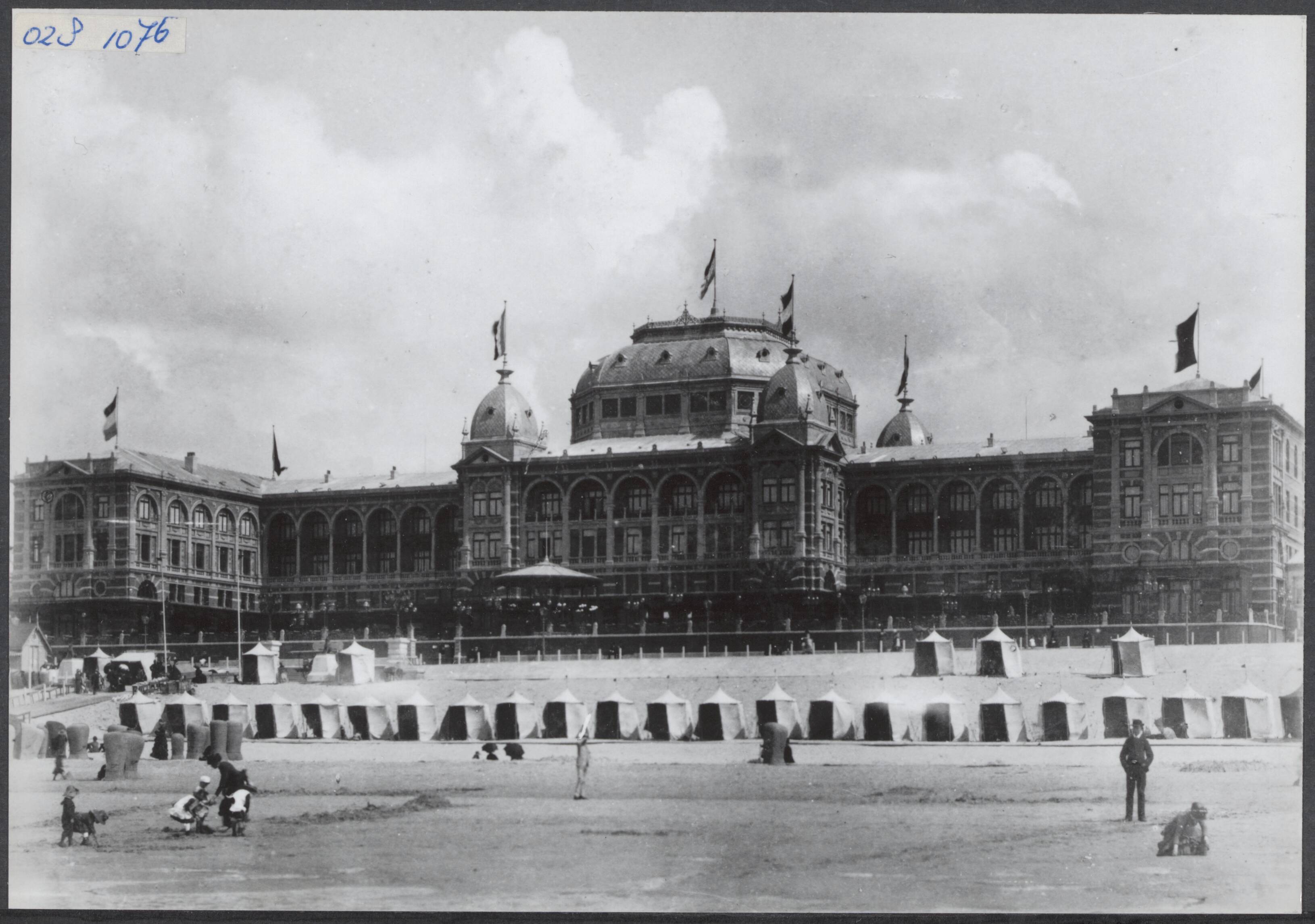 Fotocollectie Elsevier Binnenland — Kurhaus te Scheveningen — Foto: Onbekend / Publiek Domein of Rechtenvrij. Licentie: Set B: Rechtenvrij / Publiek Domein. Bron: Nationaal Archief. http://hdl.handle.net/10648/addfb2ee-d0b4-102d-bcf8-003048976d84