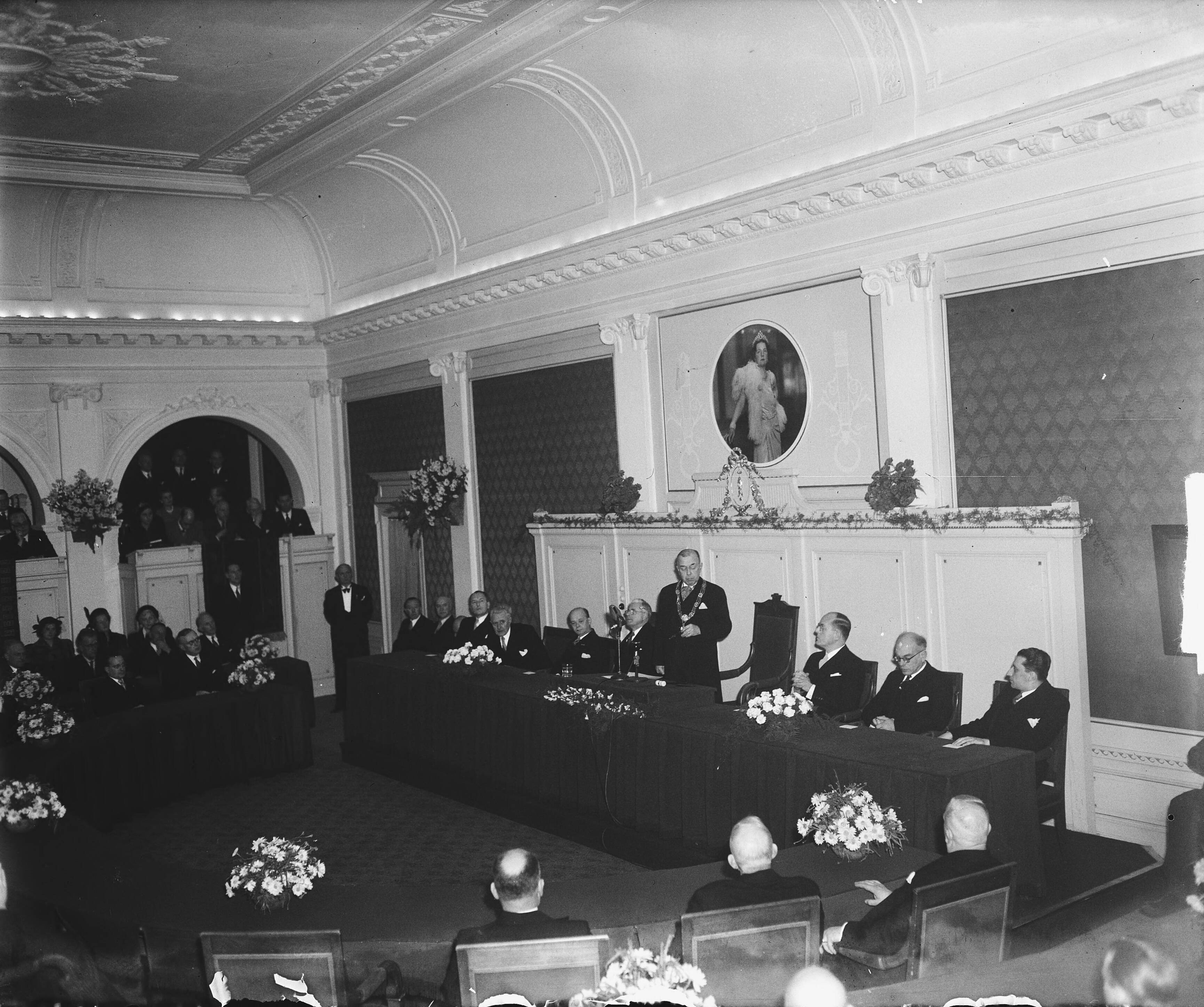 Fotocollectie Anefo — Installatie nieuwe burgemeester van Den Haag, F.M.A. Schokking, door loco-burgemeester en wethouder Dr. L.J.M. Feber. Toespraak van Feber — Foto: Winterbergen, Rolf / Anefo. Licentie: Set B: Rechtenvrij / Publiek Domein. Bron: Nationaal Archief. http://hdl.handle.net/10648/a8d1fa78-d0b4-102d-bcf8-003048976d84