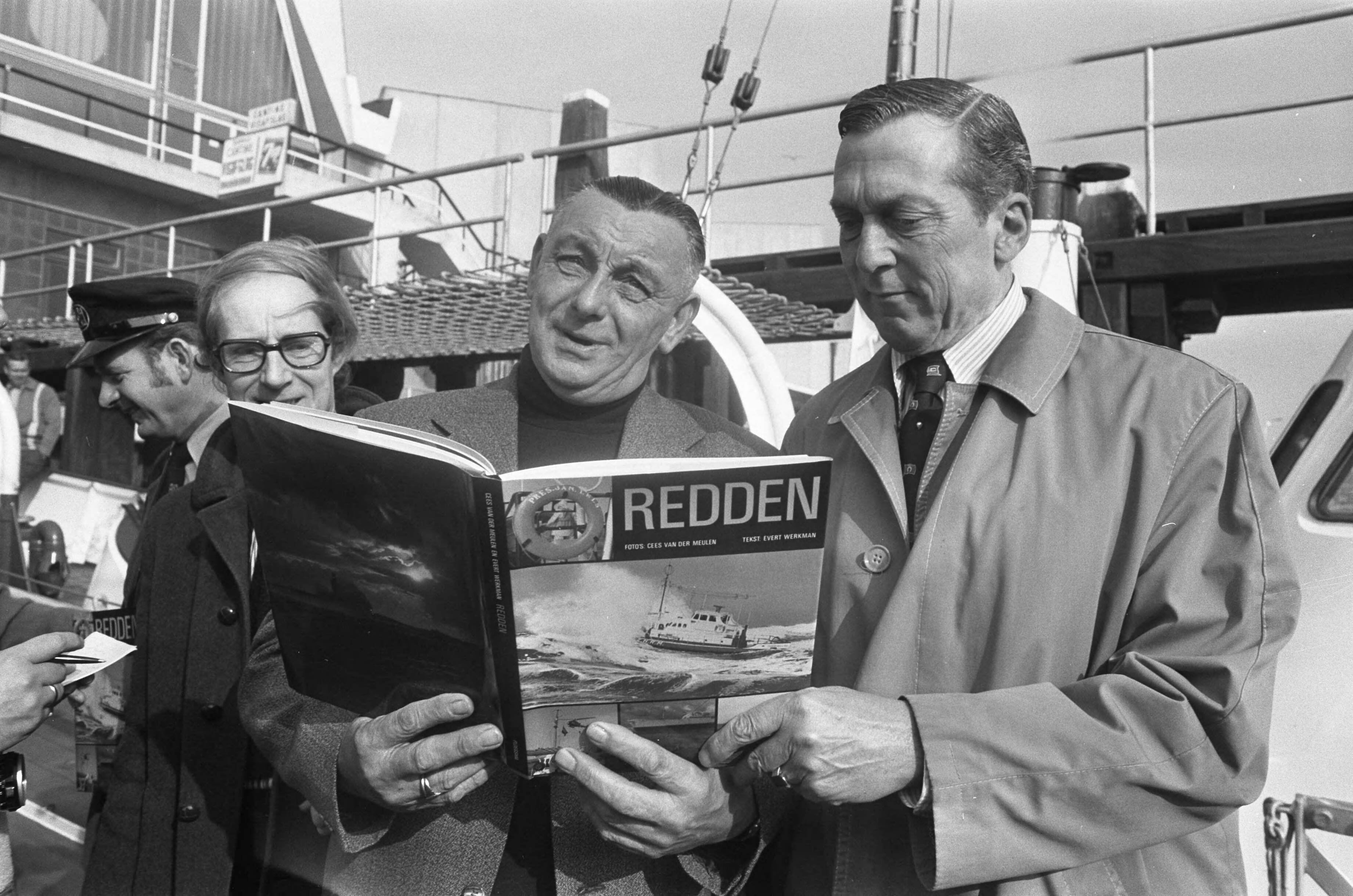 Fotocollectie Anefo — Het boek 'Redden' van Evert Werkman gepresenteerd in Scheveningen t.g.v. 150-jarig jubileum van de Reddingmaatschappijen KNZHRM en KZHMRS. Rechts voorzitter KNZHRM J.F. Dudok van Heel — Foto: Peters, Hans / Anefo. Licentie: Set B: Rechtenvrij / Publiek Domein. Bron: Nationaal Archief. http://hdl.handle.net/10648/ac58193e-d0b4-102d-bcf8-003048976d84