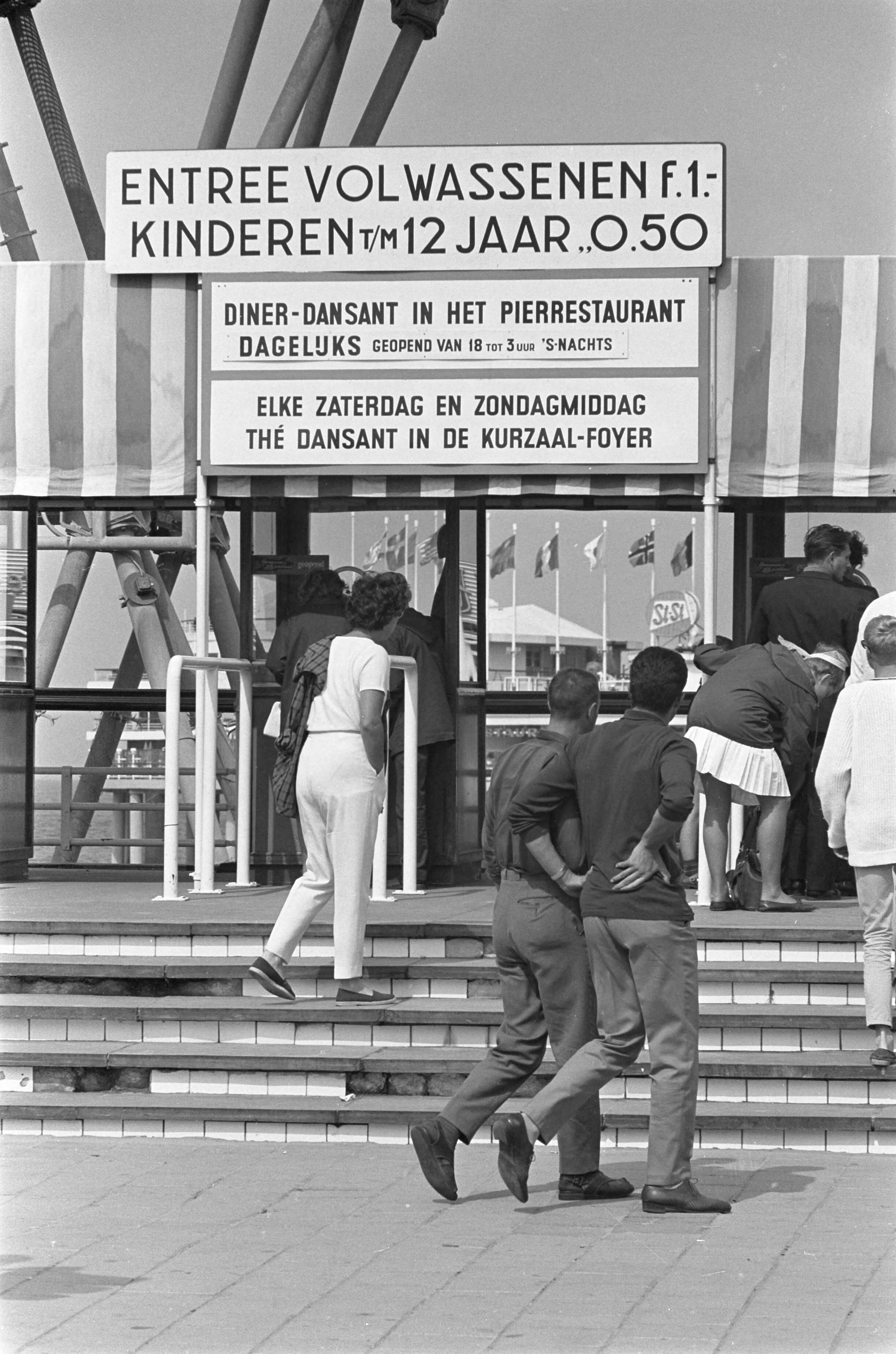 Fotocollectie Anefo — Pierprijs Scheveningen omlaag, beslist Minister Andriessen bord boven de kassa met oude prijs f. 1,-- — Foto: Koch, Eric / Anefo. Licentie: Set B: Rechtenvrij / Publiek Domein. Bron: Nationaal Archief. http://hdl.handle.net/10648/aa74c7a2-d0b4-102d-bcf8-003048976d84