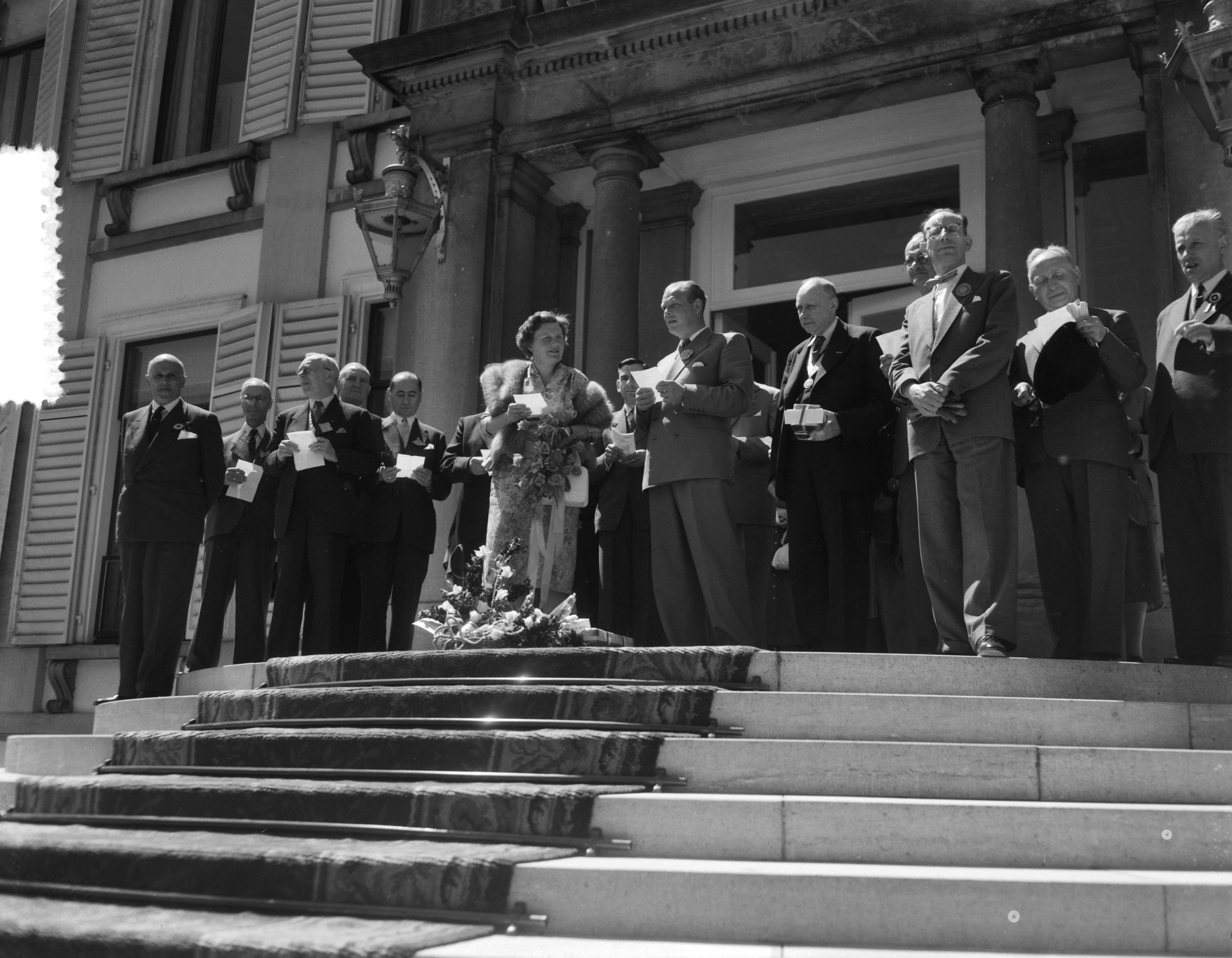 Fotocollectie Anefo — Defilé van de Federatie van Oranjeverenigingen voor koningin Juliana op paleis Soestdijk — Foto: Noske, J.D. / Anefo. Licentie: Set B: Rechtenvrij / Publiek Domein. Bron: Nationaal Archief. http://hdl.handle.net/10648/a936cd9a-d0b4-102d-bcf8-003048976d84