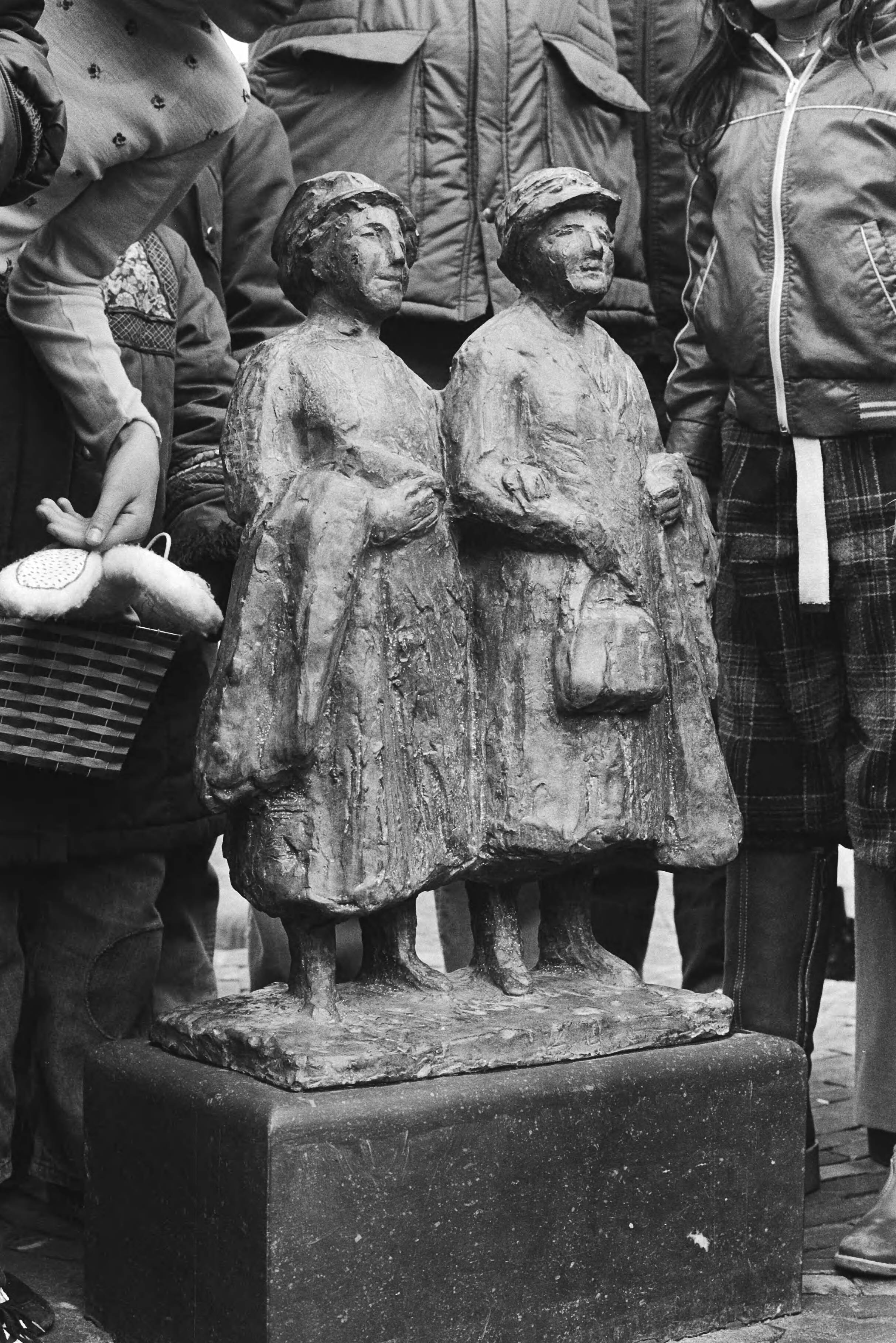 Koningin Beatrix bezoekt Haarlem en onthult het beeldje "Tante Jans", dat verwijst naar het behoud van de wijk het Rozenprieel — Haarlem|Noord-Holland|koninginnen |beeldhouwwerken |stadsvernieuwing |burgemeesters|Beatrix, koningin der Nederlanden — Foto: Croes, Rob C. / Anefo. Licentie: Set B: Rechtenvrij / Publiek Domein. Bron: Nationaal Archief. http://hdl.handle.net/10648/ad27b4aa-d0b4-102d-bcf8-003048976d84