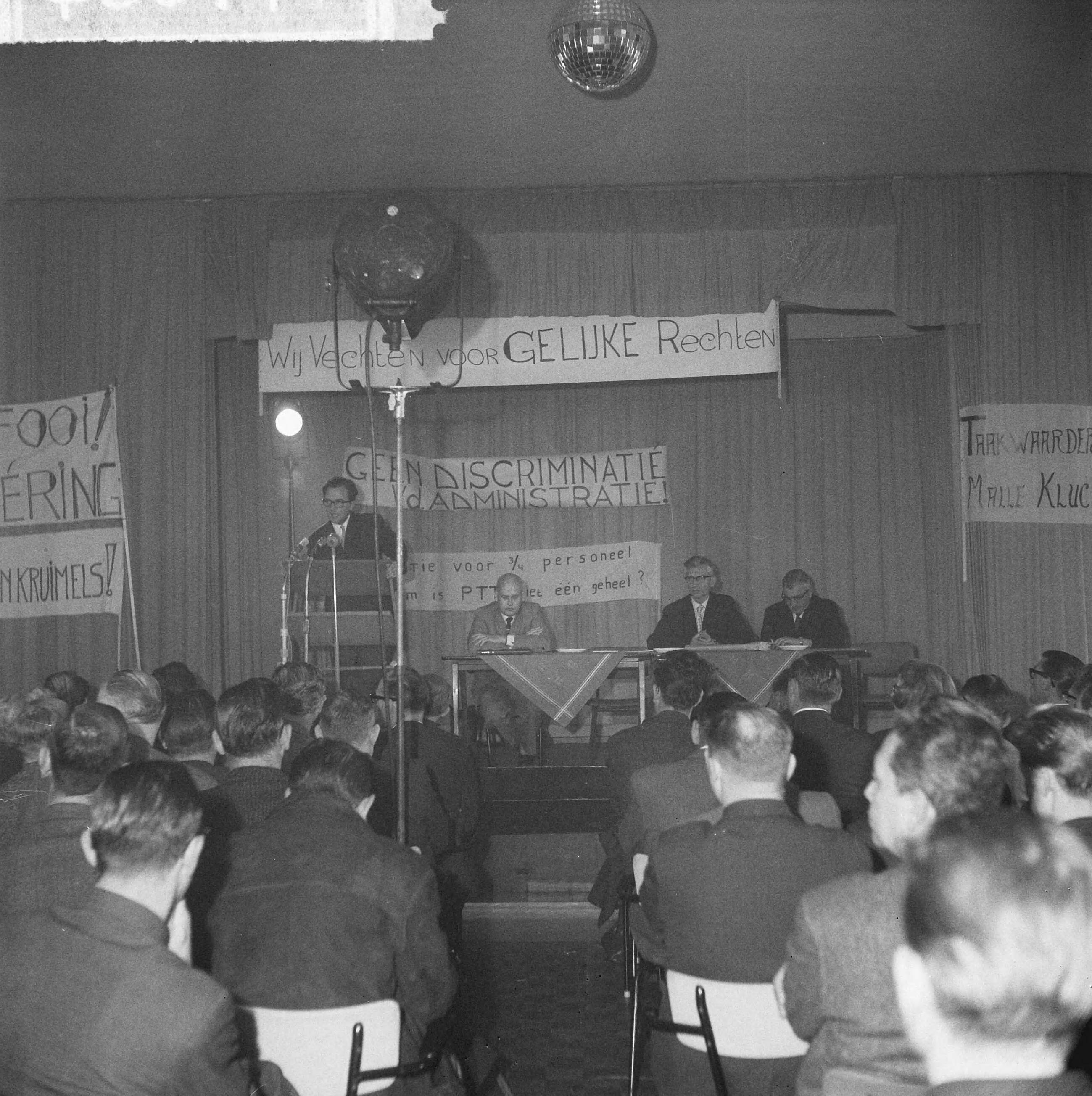 Fotocollectie Anefo — 500 PTT-ers protesteren tegen personeels- en promotiebeleid bij PTT in het Houtrustrestaurant te Den Haag — Foto: Gelderen, Hugo van / Anefo. Licentie: Set B: Rechtenvrij / Publiek Domein. Bron: Nationaal Archief. http://hdl.handle.net/10648/aa821c2c-d0b4-102d-bcf8-003048976d84
