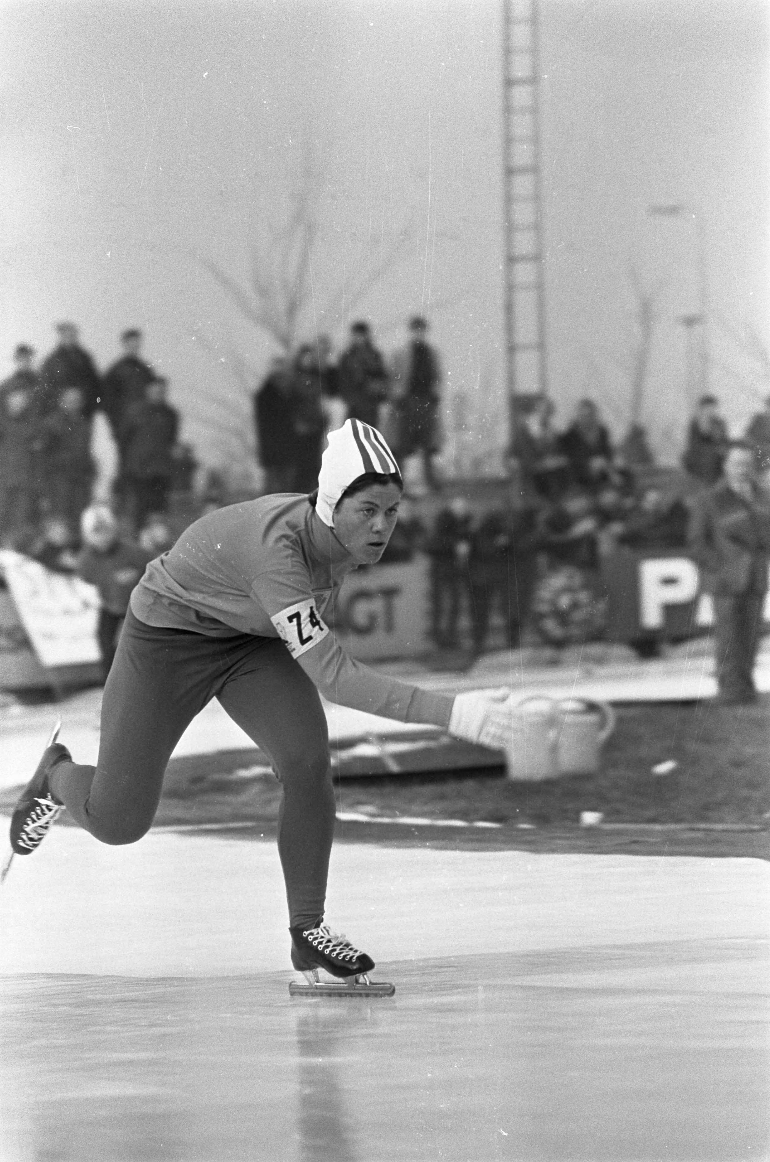 Fotocollectie Anefo — WK schaatsen te Deventer dames — Foto: Kroon, Ron / Anefo. Licentie: Set B: Rechtenvrij / Publiek Domein. Bron: Nationaal Archief. http://hdl.handle.net/10648/ab10457e-d0b4-102d-bcf8-003048976d84