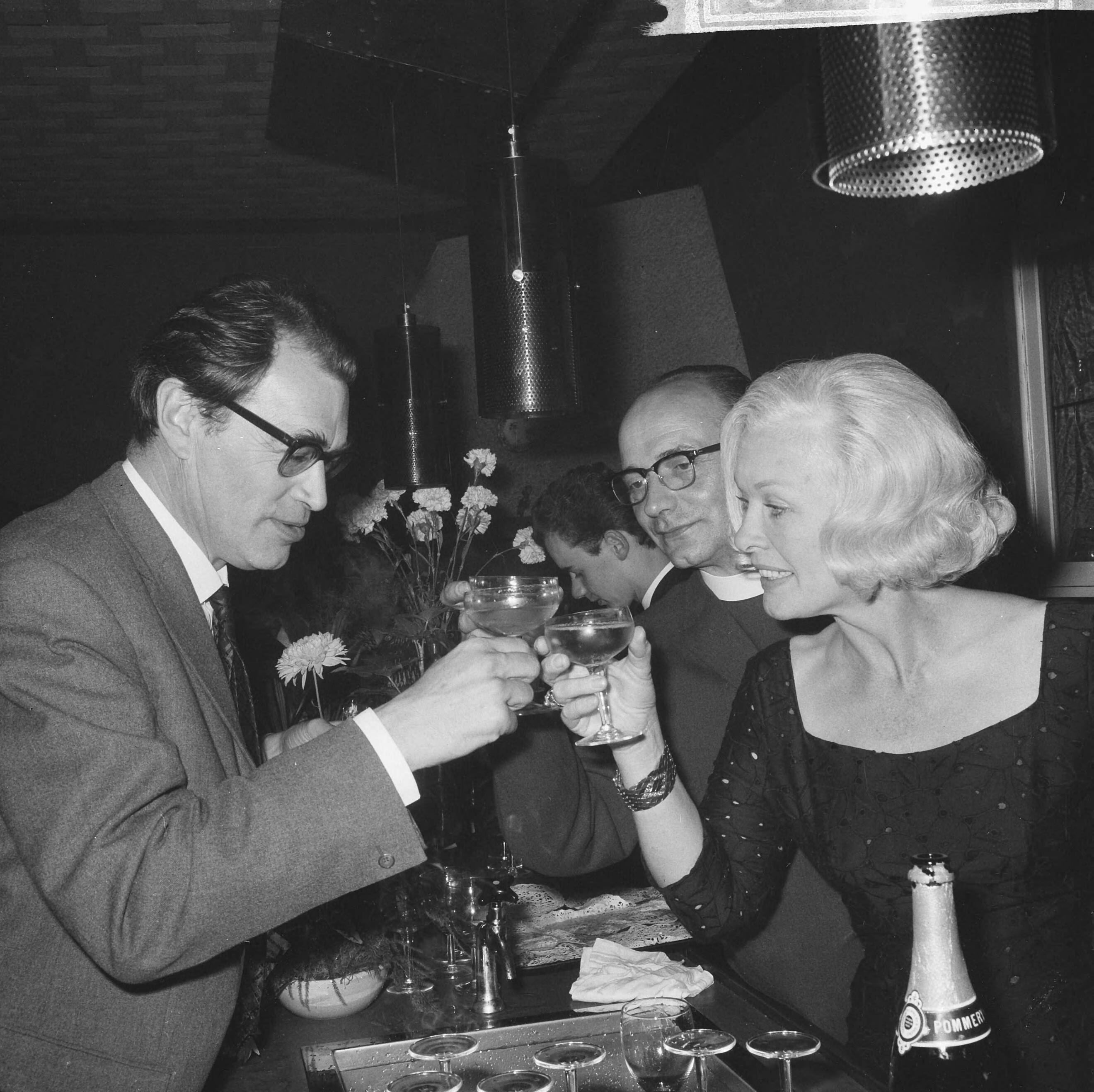 Fotocollectie Anefo — Artiesten-sociëteit te Hilversum geopend, Godfried Bomans (l) en rechts buikspreekster Carla met in het midden artiesten-aalmoezenier Theo Kloeg — Foto: Nijs, Jac. de / Anefo. Licentie: Set B: Rechtenvrij / Publiek Domein. Bron: Nationaal Archief. http://hdl.handle.net/10648/aabed054-d0b4-102d-bcf8-003048976d84