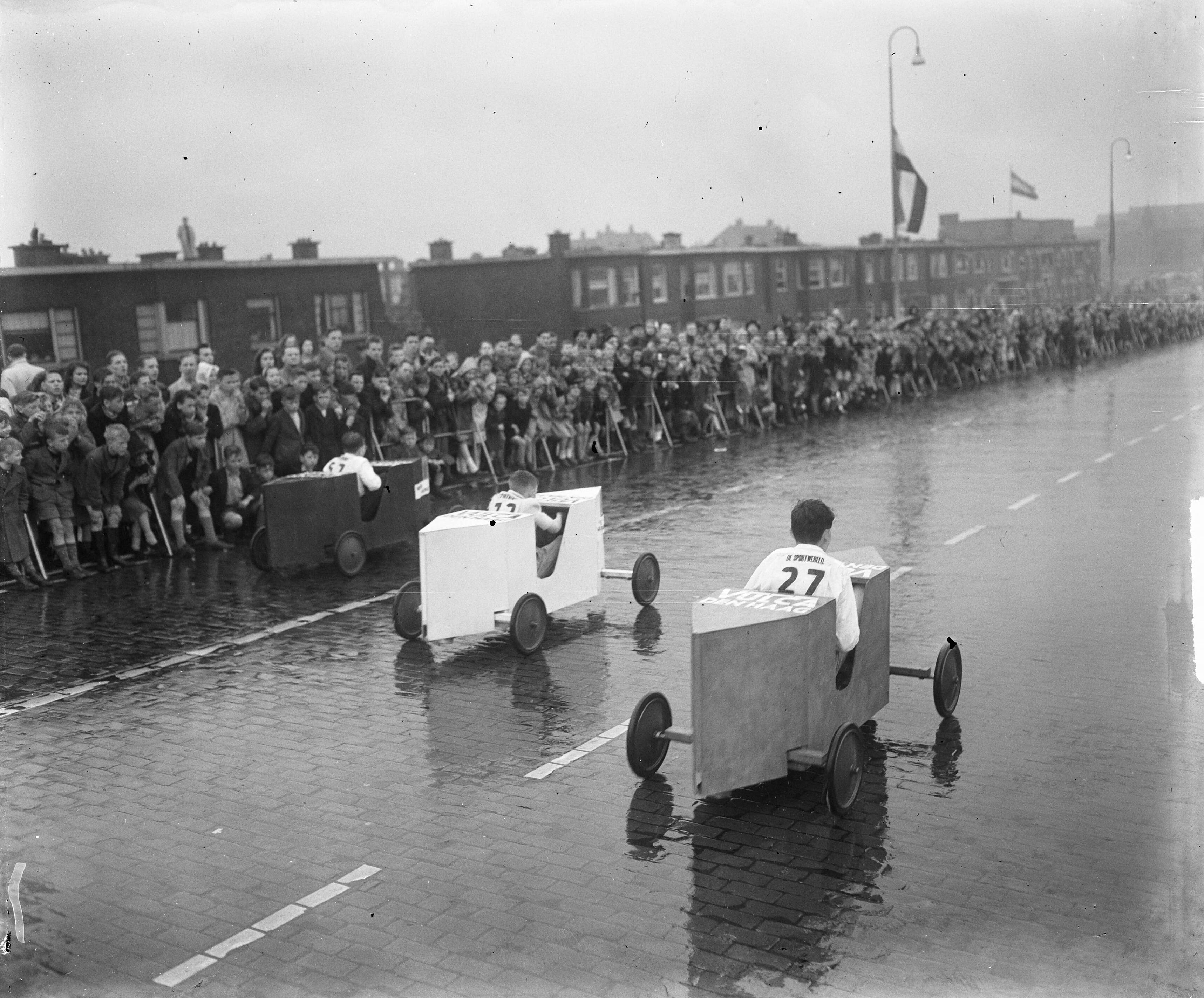 Zeepkistenraces in Haarlem — Zeepkistenrace in Den Haag , overzicht — Foto: Winterbergen, Rolf / Anefo. Licentie: Set B: Rechtenvrij / Publiek Domein. Bron: Nationaal Archief. http://hdl.handle.net/10648/a8d80a1c-d0b4-102d-bcf8-003048976d84