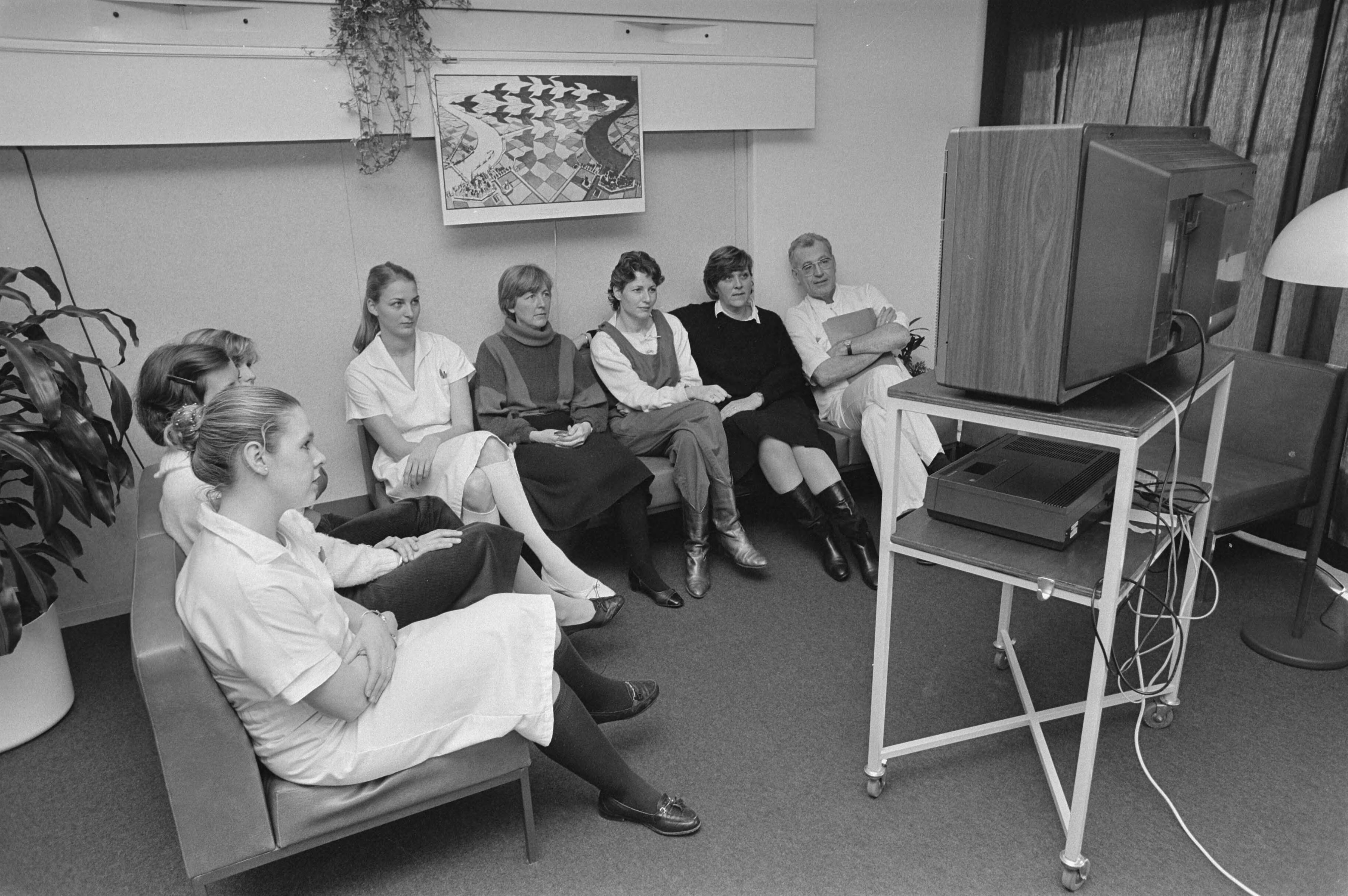 Fotocollectie Anefo — Informatie Kamer voor patienten in Elisabeth's Gasthuis in Haarlem; patienten kunnen naar voorlichtingvideo's kijken — Foto: Bogaerts, Rob / Anefo. Licentie: Set B: Rechtenvrij / Publiek Domein. Bron: Nationaal Archief. http://hdl.handle.net/10648/ad42855a-d0b4-102d-bcf8-003048976d84