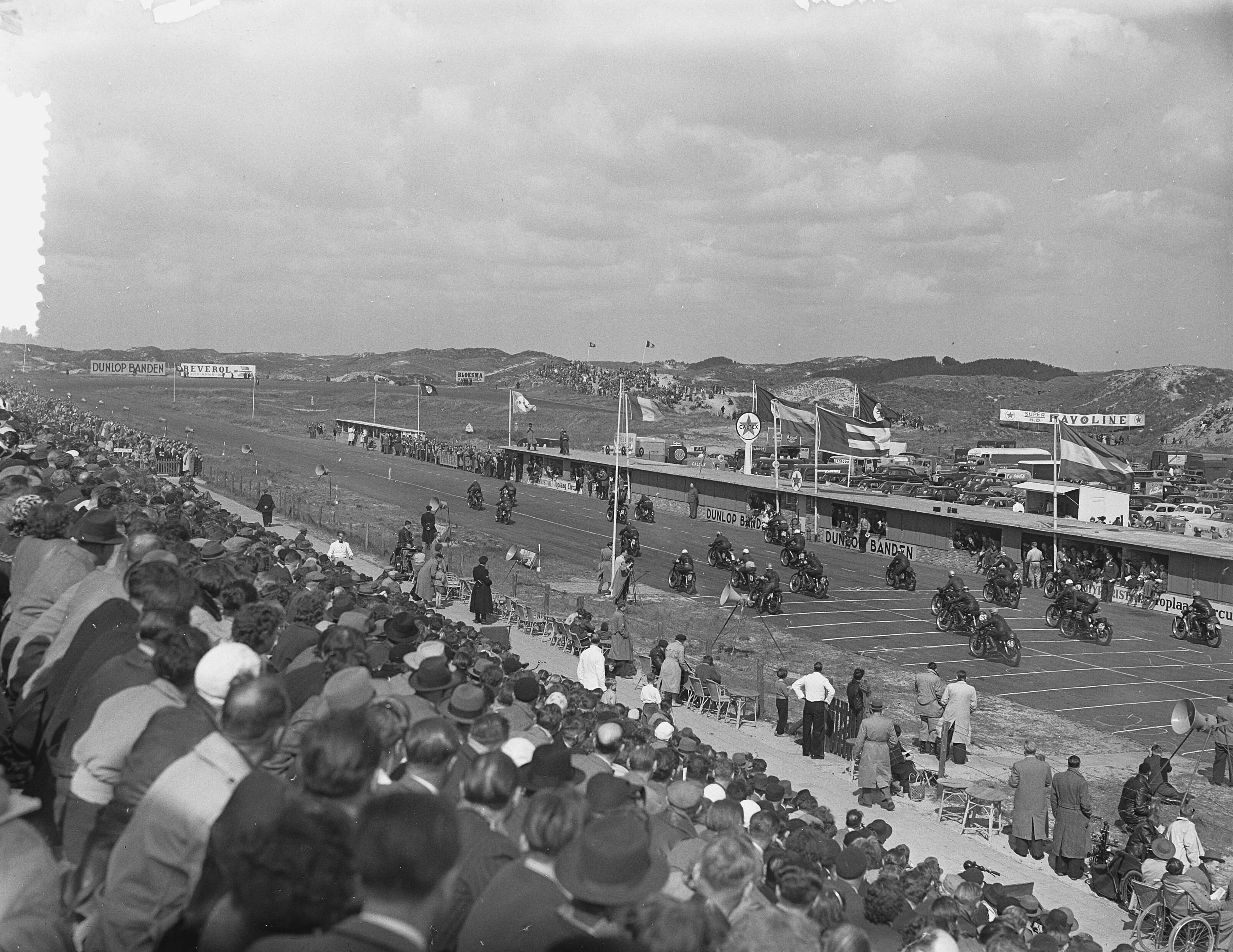 Fotocollectie Anefo — Motorraces Zandvoort. Start 350cc — Foto: Bilsen, Joop van / Anefo. Licentie: Set B: Rechtenvrij / Publiek Domein. Bron: Nationaal Archief. http://hdl.handle.net/10648/a90bbdd0-d0b4-102d-bcf8-003048976d84
