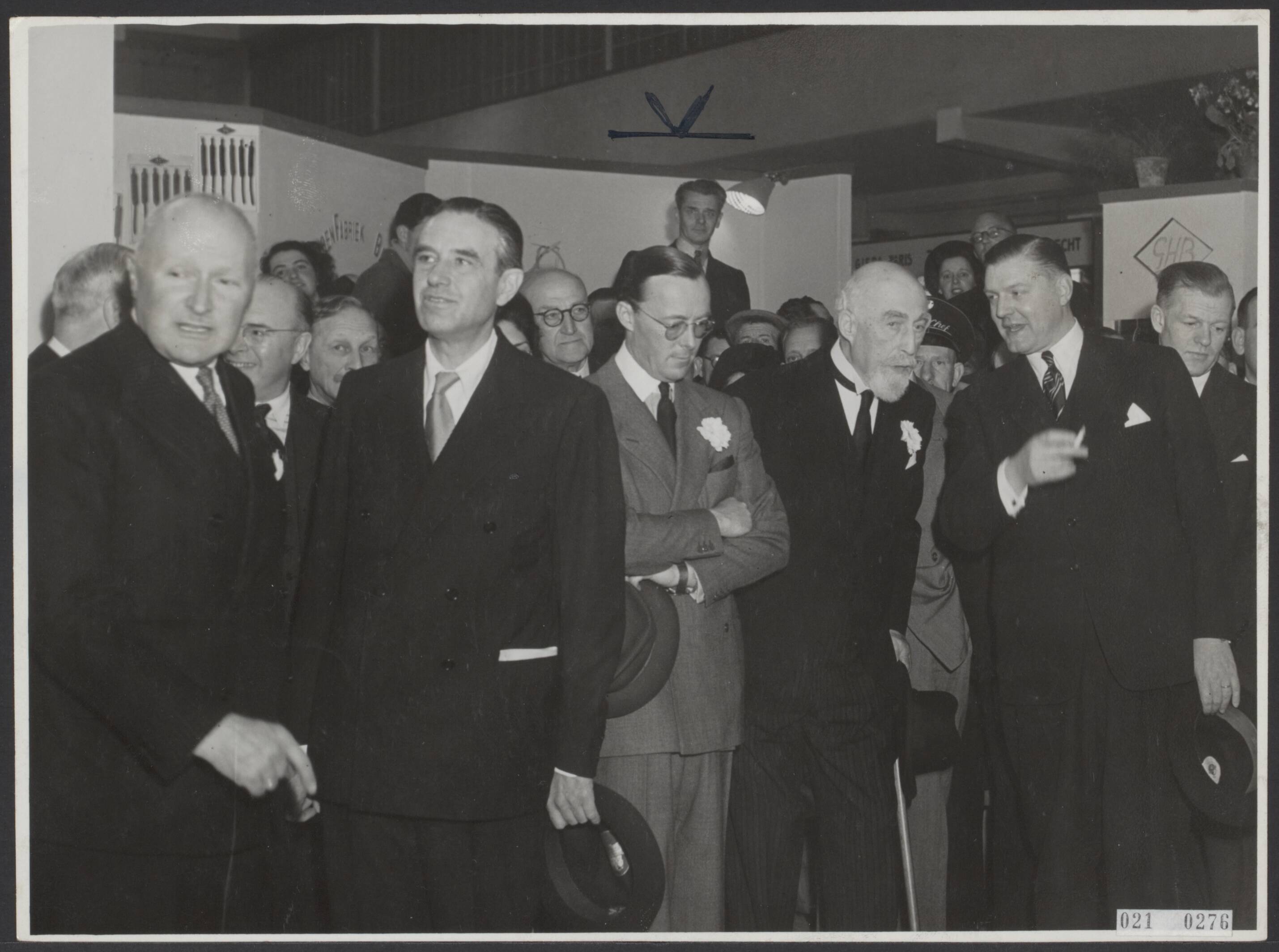 Fotocollectie Elsevier Binnenland — Herdenking ondertekening E.R.P. wet [Marshall plan] in Utrecht in aanwezigheid van prins Bernhard, W. Averell Harriman (reizend ambassadeur van het Marshall-Plan. Vlnr. Fentener van Vlissingen, Harriman, prins Bernhard, dr. Baruch, minister Van den Brink, Alan Valentine — Foto: Fotograaf Onbekend / Anefo. Licentie: Set B: Rechtenvrij / Publiek Domein. Bron: Nationaal Archief. http://hdl.handle.net/10648/adce9dba-d0b4-102d-bcf8-003048976d84