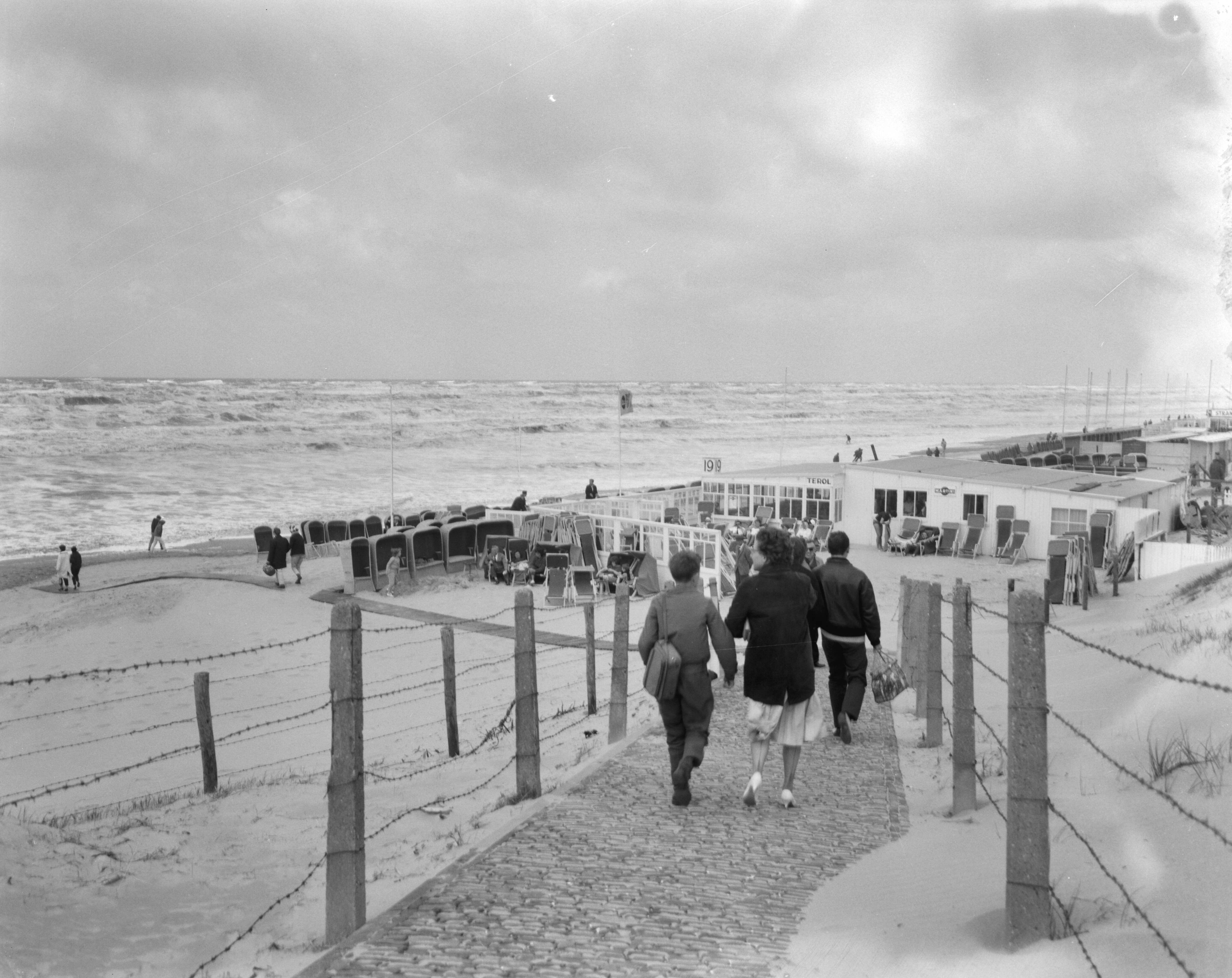 Fotocollectie Anefo — Zandvoort op Hemelvaartsdag — Foto: Bilsen, Joop van / Anefo. Licentie: Set B: Rechtenvrij / Publiek Domein. Bron: Nationaal Archief. http://hdl.handle.net/10648/aa0aa264-d0b4-102d-bcf8-003048976d84