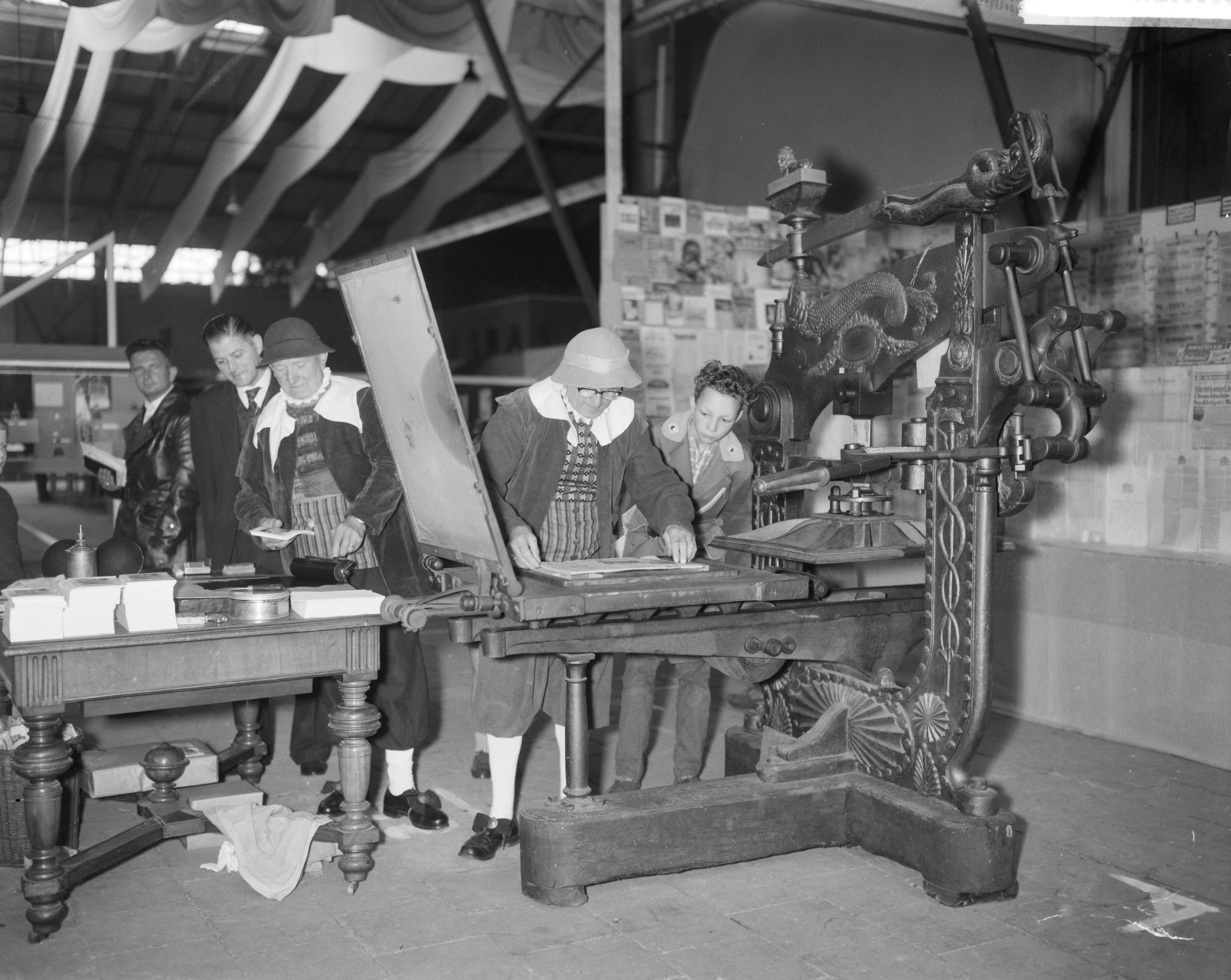 Fotocollectie Anefo — Tentoonstelling "Curiosa" in de Houtrusthallen te Den Haag. Drukpers uit 1790 — Foto: Bilsen, Joop van / Anefo. Licentie: Set B: Rechtenvrij / Publiek Domein. Bron: Nationaal Archief. http://hdl.handle.net/10648/a9dea65a-d0b4-102d-bcf8-003048976d84