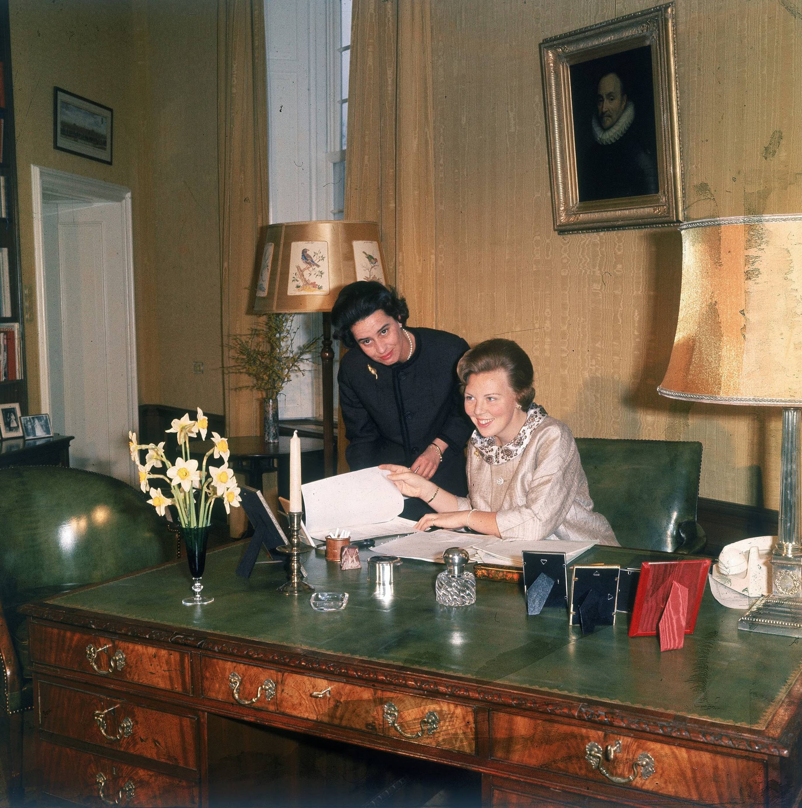 Fotocollectie RVD / Koninklijk Huis — Prinses Beatrix met haar Particulier Secretaresse mw. M. Wijnen in Kasteel Drakensteyn — Foto: Reijken, Tiemen van der / RVD. Licentie: Set B: Rechtenvrij / Publiek Domein. Bron: Nationaal Archief. http://hdl.handle.net/10648/afb0d80a-d0b4-102d-bcf8-003048976d84