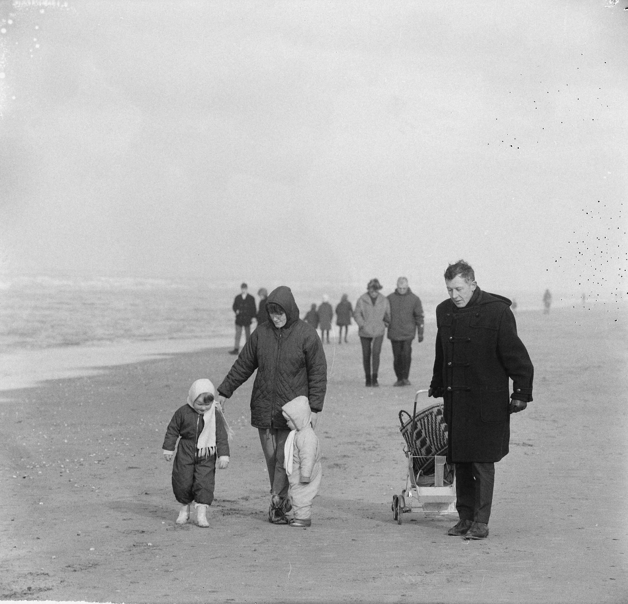 Fotocollectie Anefo — De eerste strandwandelaars te Zandvoort — Foto: Nijs, Jac. de / Anefo. Licentie: Set B: Rechtenvrij / Publiek Domein. Bron: Nationaal Archief. http://hdl.handle.net/10648/aa91b646-d0b4-102d-bcf8-003048976d84
