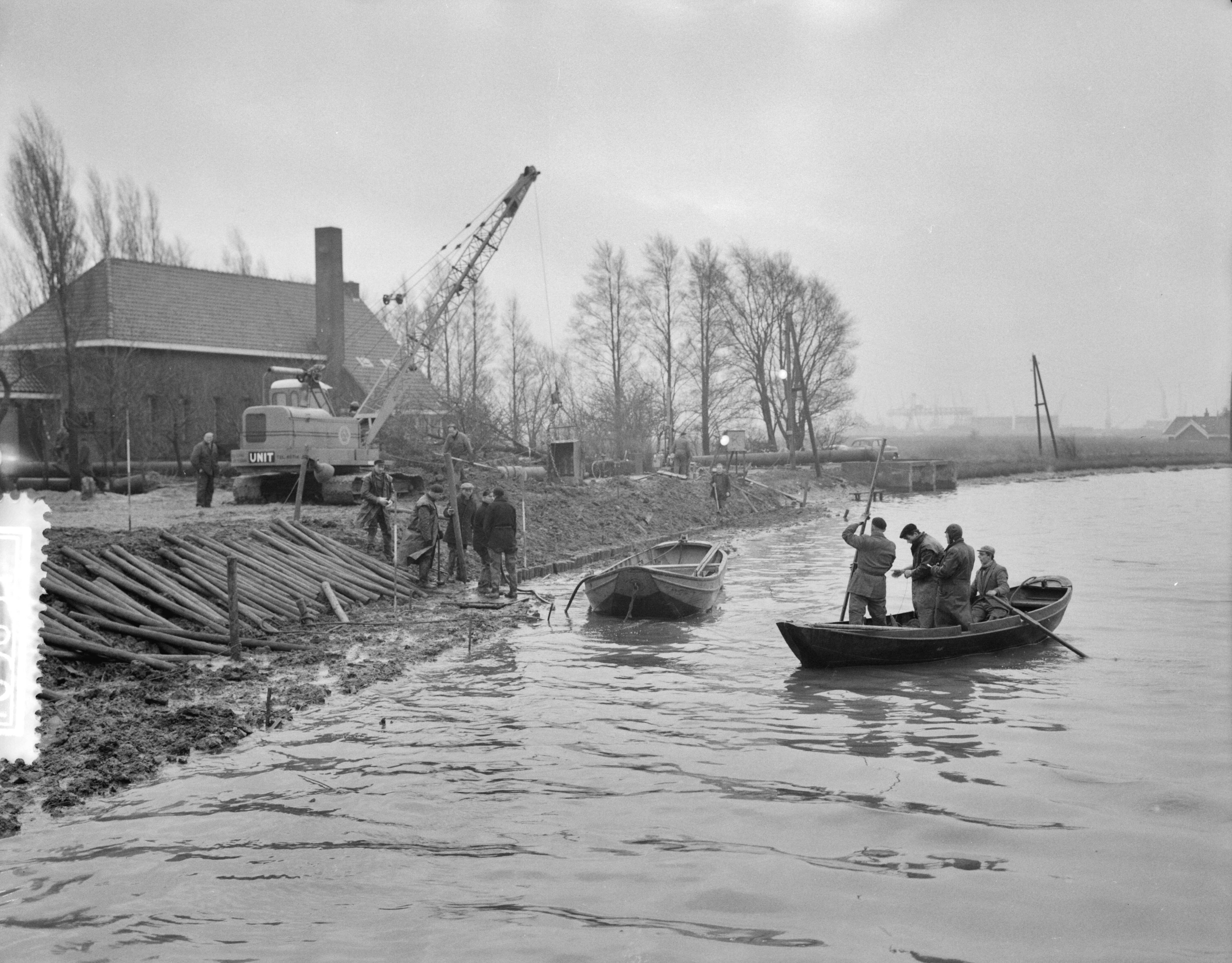 Ramp Tuindorp Oostzaan — Ramp Tuindorp Oostzaan. Rijswerkers in actie — Foto: Rossem, Wim van / Anefo. Licentie: Set B: Rechtenvrij / Publiek Domein. Bron: Nationaal Archief. http://hdl.handle.net/10648/a9a654bc-d0b4-102d-bcf8-003048976d84