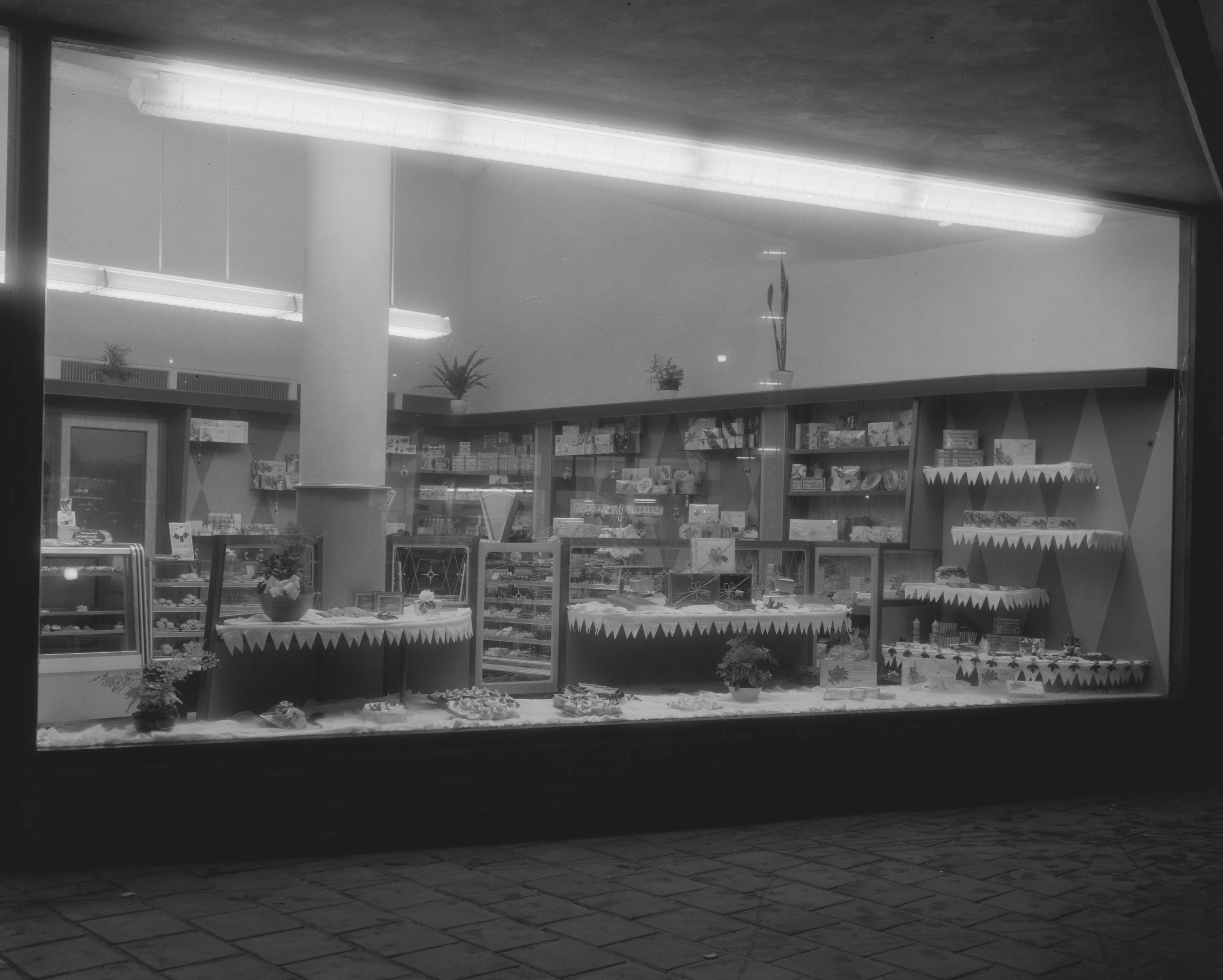 Fotocollectie Anefo — Winkelinterieur banketbakkerij (opdracht firma Koning te Haarlem) — Foto: Pot, Harry / Anefo. Licentie: Set B: Rechtenvrij / Publiek Domein. Bron: Nationaal Archief. http://hdl.handle.net/10648/a98a6fb8-d0b4-102d-bcf8-003048976d84