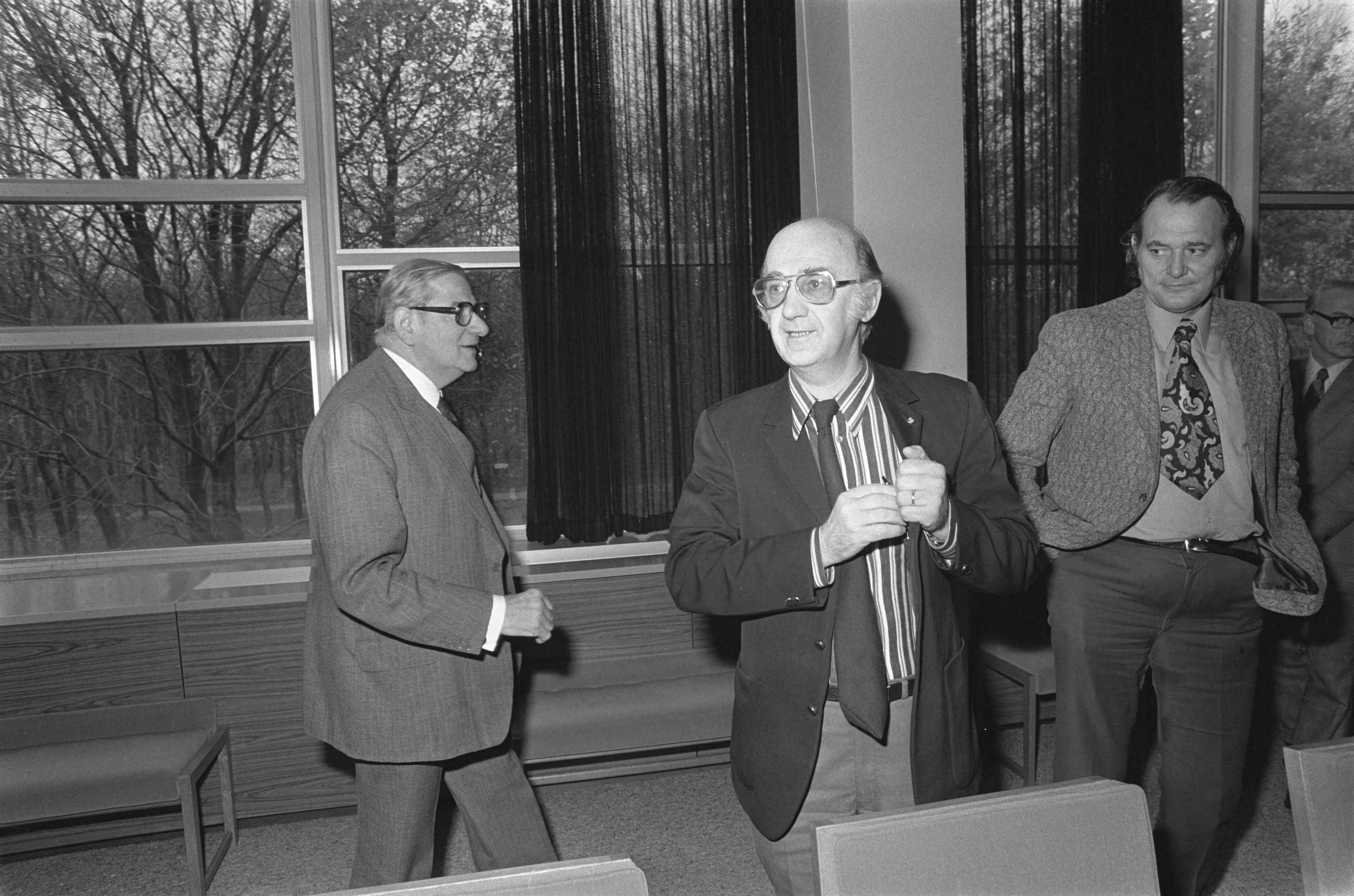 Fotocollectie Anefo — Vergadering Stichting van de Arbeid in SER-gebouw in Den Haag , nr. 3 Pors (middenstand) (r) en Spit — Foto: Mieremet, Rob / Anefo. Licentie: Set B: Rechtenvrij / Publiek Domein. Bron: Nationaal Archief. http://hdl.handle.net/10648/ac5a68e2-d0b4-102d-bcf8-003048976d84