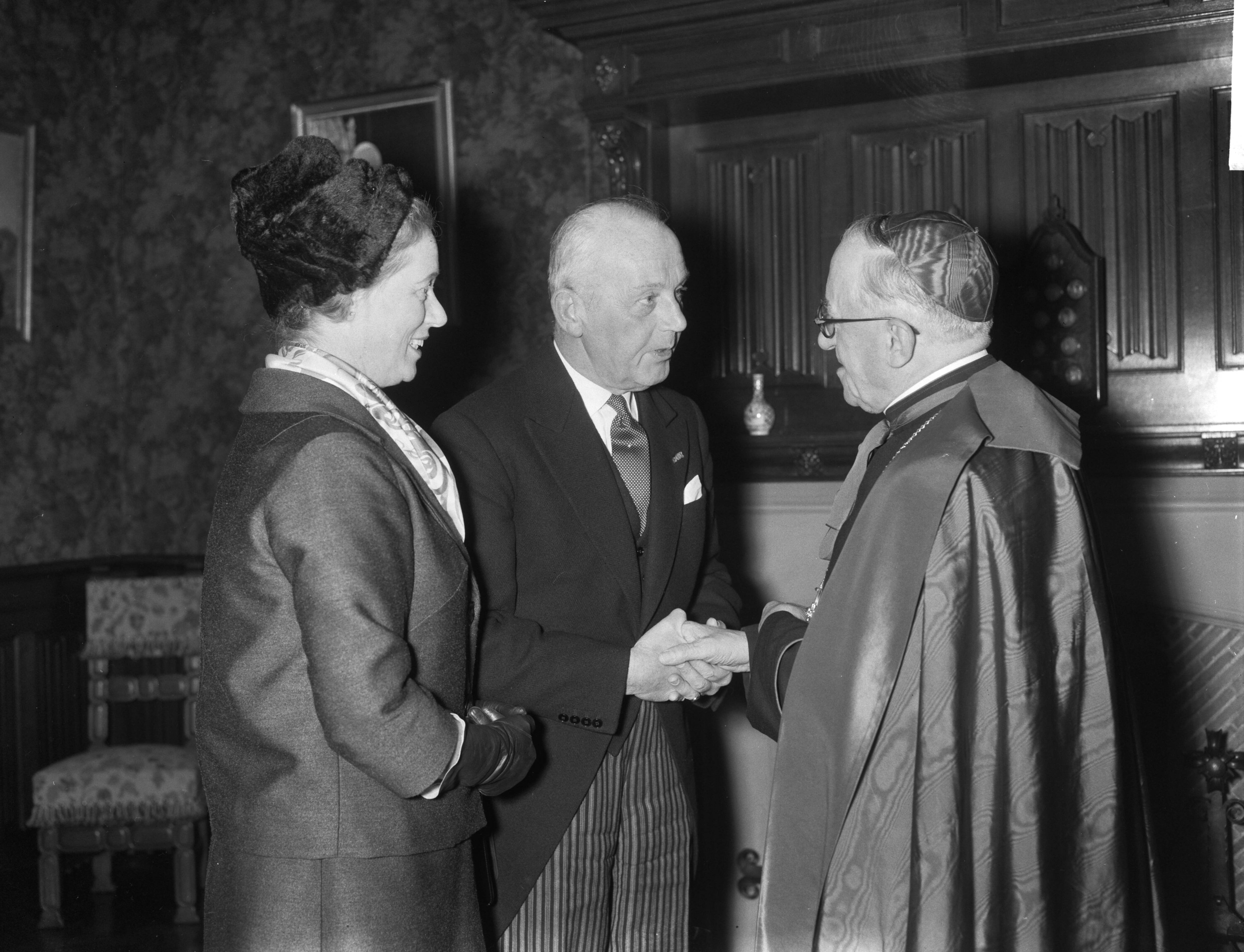Fotocollectie Anefo — Verjaardagsfeest van kroning van de Paus. Burgemeester mr. H.A.M.T. Kolfschoten van Den Haag feliciteert de Pauselijke nuntius monseigneur Beltrami — Foto: Bilsen, Joop van / Anefo. Licentie: Set B: Rechtenvrij / Publiek Domein. Bron: Nationaal Archief. http://hdl.handle.net/10648/a9eb04f4-d0b4-102d-bcf8-003048976d84