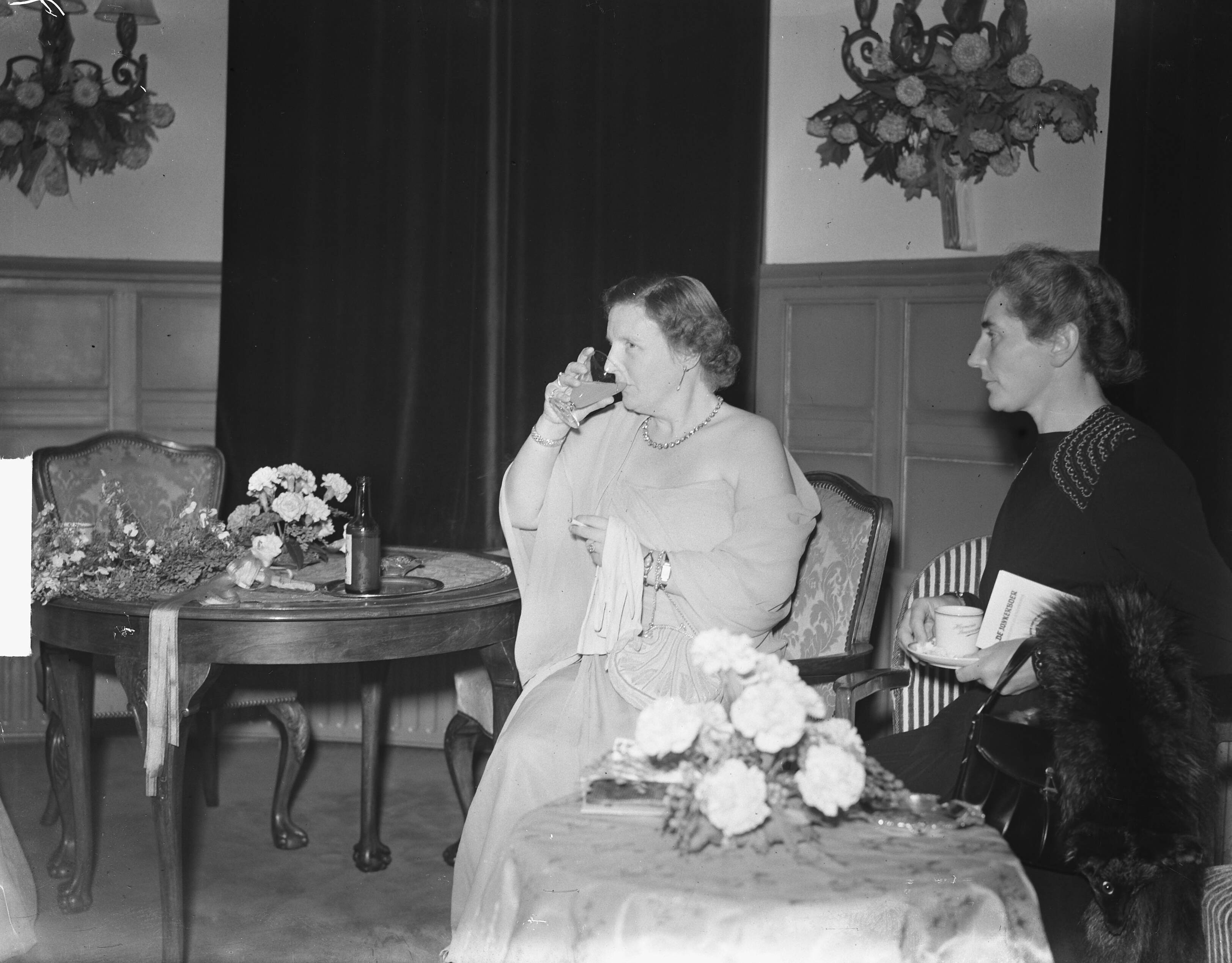 Koninklijk bezoek aan Friesland (1950) — Bezoek koningin Juliana en prins Bernhard aan Friesland. Leeuwarden. Galabijeenkomst. Koningin Juliana drinkt een glas limonade — Foto: Noske, J.D. / Anefo. Licentie: Set B: Rechtenvrij / Publiek Domein. Bron: Nationaal Archief. http://hdl.handle.net/10648/a8dfd5d0-d0b4-102d-bcf8-003048976d84