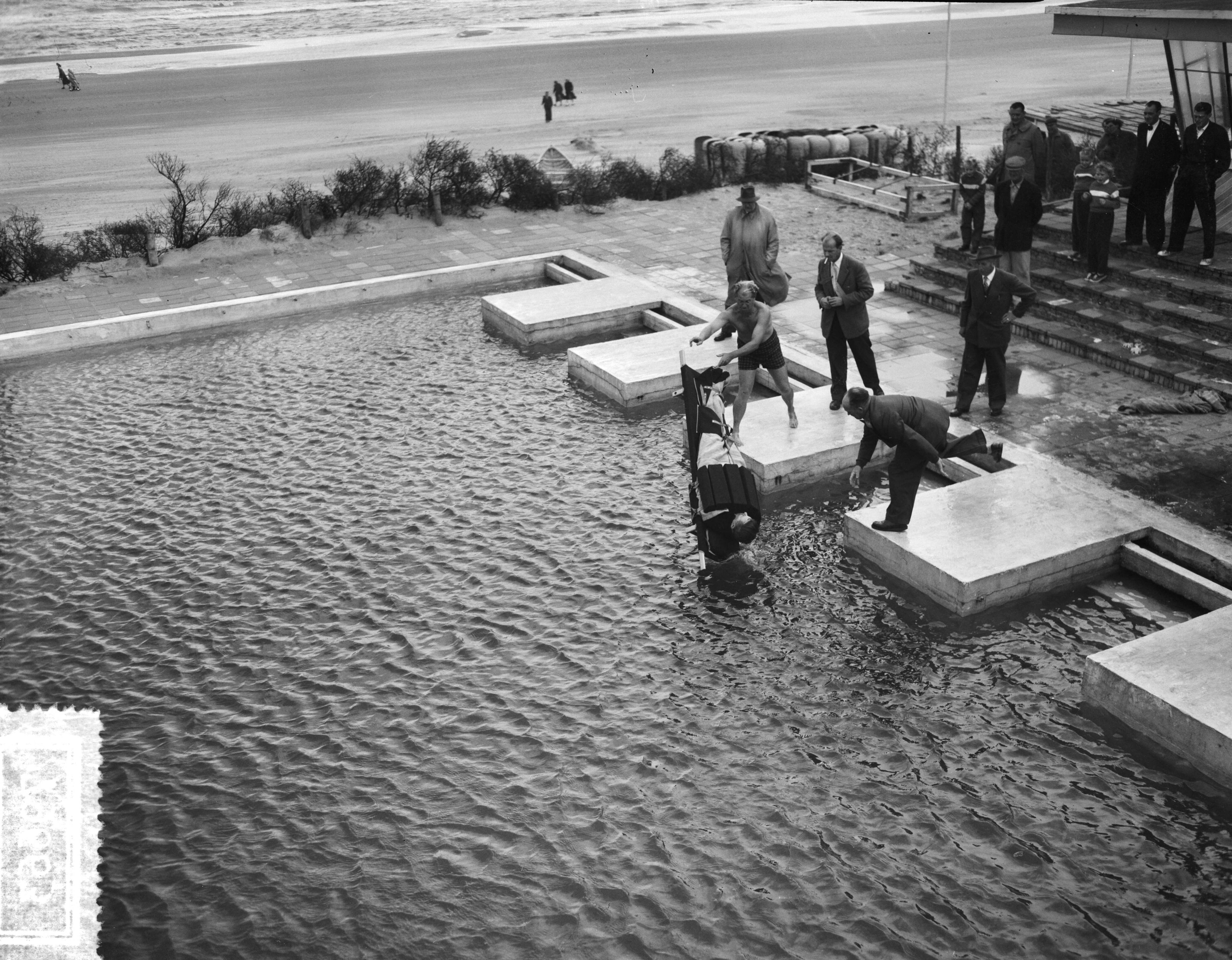 Fotocollectie Anefo — Demonstraties met drijvende brancard, bad Riche Zandvoort — Foto: Noske, J.D. / Anefo. Licentie: Set B: Rechtenvrij / Publiek Domein. Bron: Nationaal Archief. http://hdl.handle.net/10648/a94de3fe-d0b4-102d-bcf8-003048976d84
