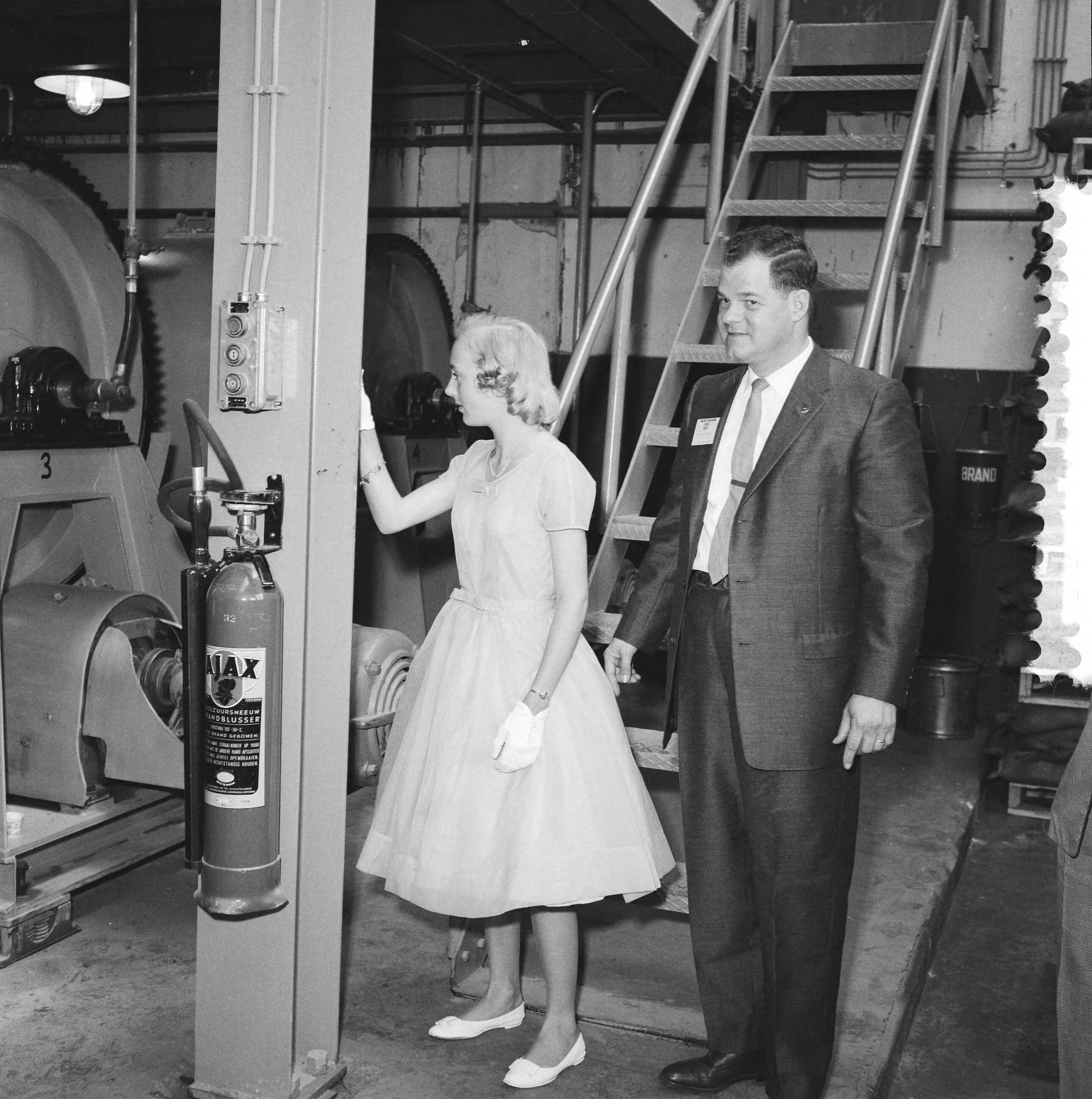 Fotocollectie Anefo — Opening fabriek Rust-Oleum te Haarlem. Susan Fergusson, kleindochter van de oprichter, en Robert Hoffmeyer — Foto: Behrens, Herbert F. / Anefo. Licentie: Set B: Rechtenvrij / Publiek Domein. Bron: Nationaal Archief. http://hdl.handle.net/10648/a9b22b3e-d0b4-102d-bcf8-003048976d84
