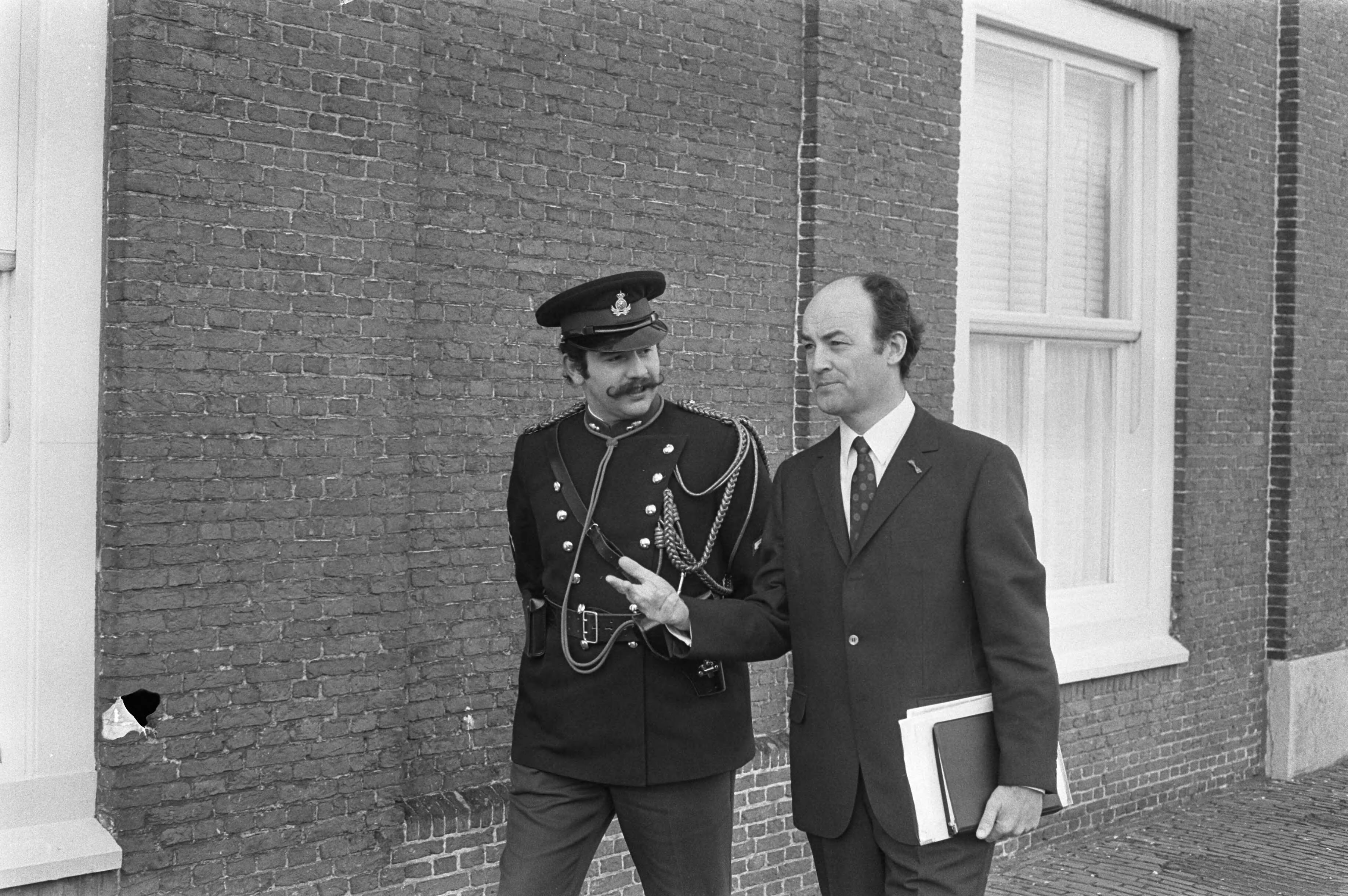 Koningin Juliana ontvangt fractievoorzitters op Paleis Soestdijk — Wim Aantjes bij aankomst — Foto: Fotograaf Onbekend / Anefo. Licentie: Set B: Rechtenvrij / Publiek Domein. Bron: Nationaal Archief. http://hdl.handle.net/10648/ac290cd4-d0b4-102d-bcf8-003048976d84