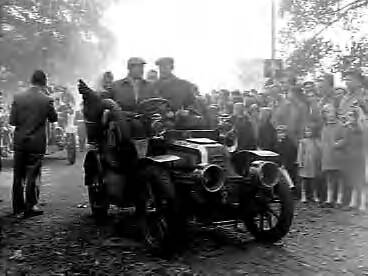 Fotocollectie Anefo — Traditie-rit van de Pionier Automobiel Club te Utrecht — Foto: Behrens, Herbert F. / Anefo. Licentie: Set B: Rechtenvrij / Publiek Domein. Bron: Nationaal Archief. http://hdl.handle.net/10648/a96c4c40-d0b4-102d-bcf8-003048976d84