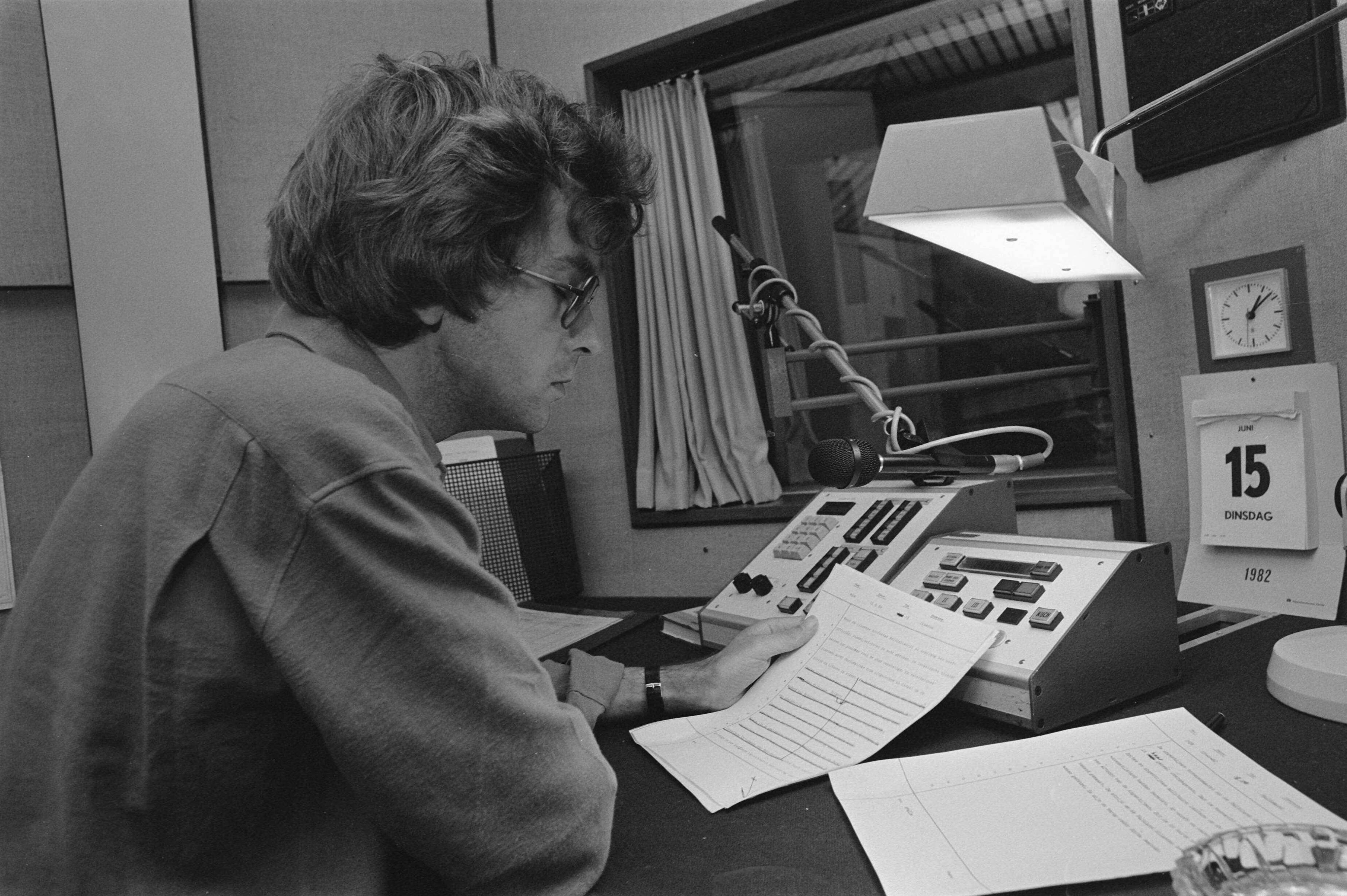 Fotocollectie Anefo — Twaalfurige staking omroeppersoneel in Hilversum; 6: nieuwslezers Ad Hazewinkel (l) en Hans van Zijl , 7: nieuwslezer Hans Molenaar — Foto: Antonisse, Marcel / Anefo. Licentie: Set B: Rechtenvrij / Publiek Domein. Bron: Nationaal Archief. http://hdl.handle.net/10648/ad19ab12-d0b4-102d-bcf8-003048976d84