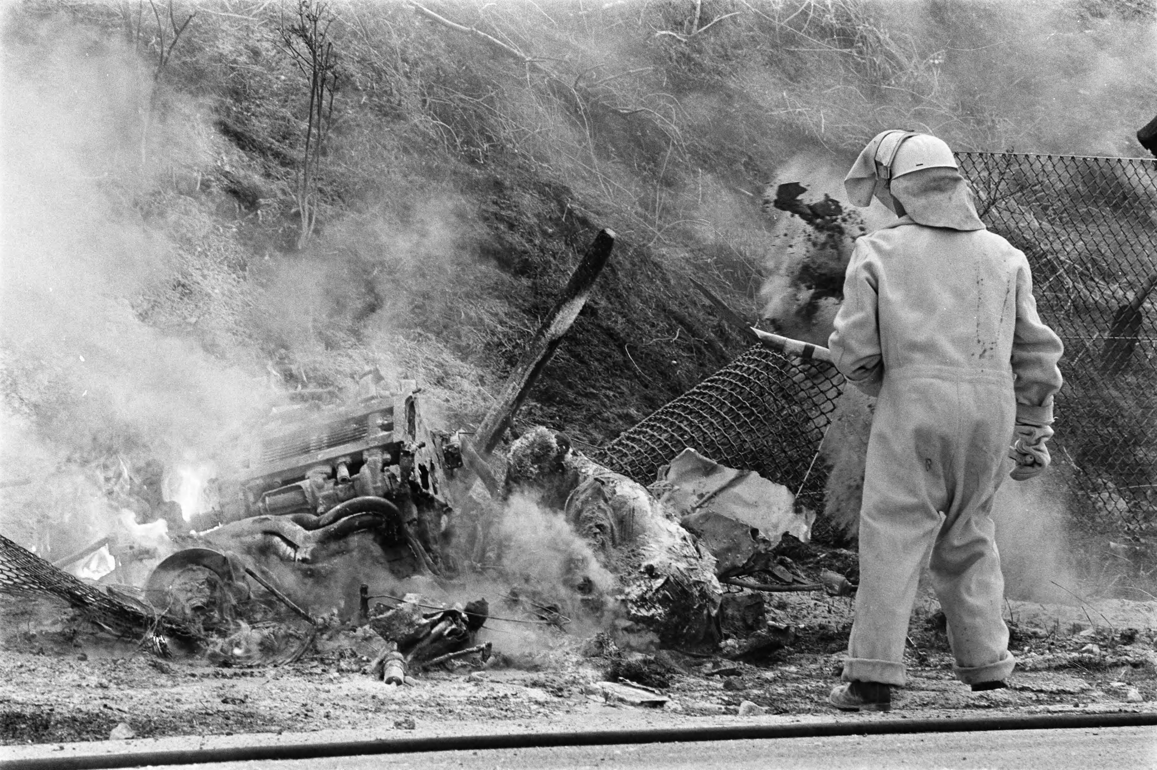 Grand Prix Zandvoort 1970 — Grand Prix 1970 van Nederland voor Formule I wagens. Zandvoort; Wagen van Piers Courage vloog na crash in brand; verbrande bolide en zijn lichaam — Foto: Evers, Joost / Anefo. Licentie: Set B: Rechtenvrij / Publiek Domein. Bron: Nationaal Archief. http://hdl.handle.net/10648/ab9a3bee-d0b4-102d-bcf8-003048976d84