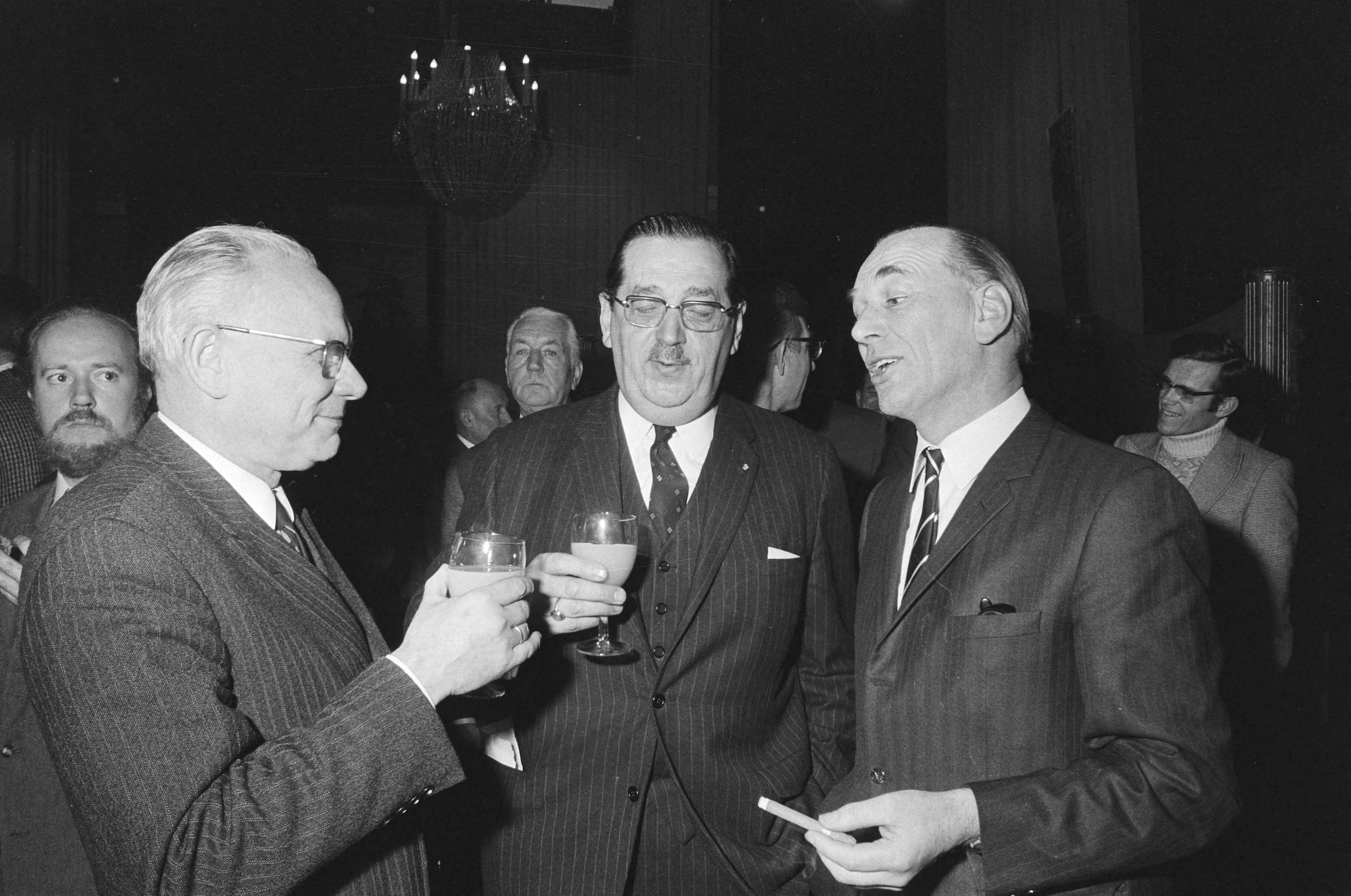 Fotocollectie Anefo — Nieuwjaarsreceptie NOS, Hilversum — Foto: Mieremet, Rob / Anefo. Licentie: Set B: Rechtenvrij / Publiek Domein. Bron: Nationaal Archief. http://hdl.handle.net/10648/abaef796-d0b4-102d-bcf8-003048976d84