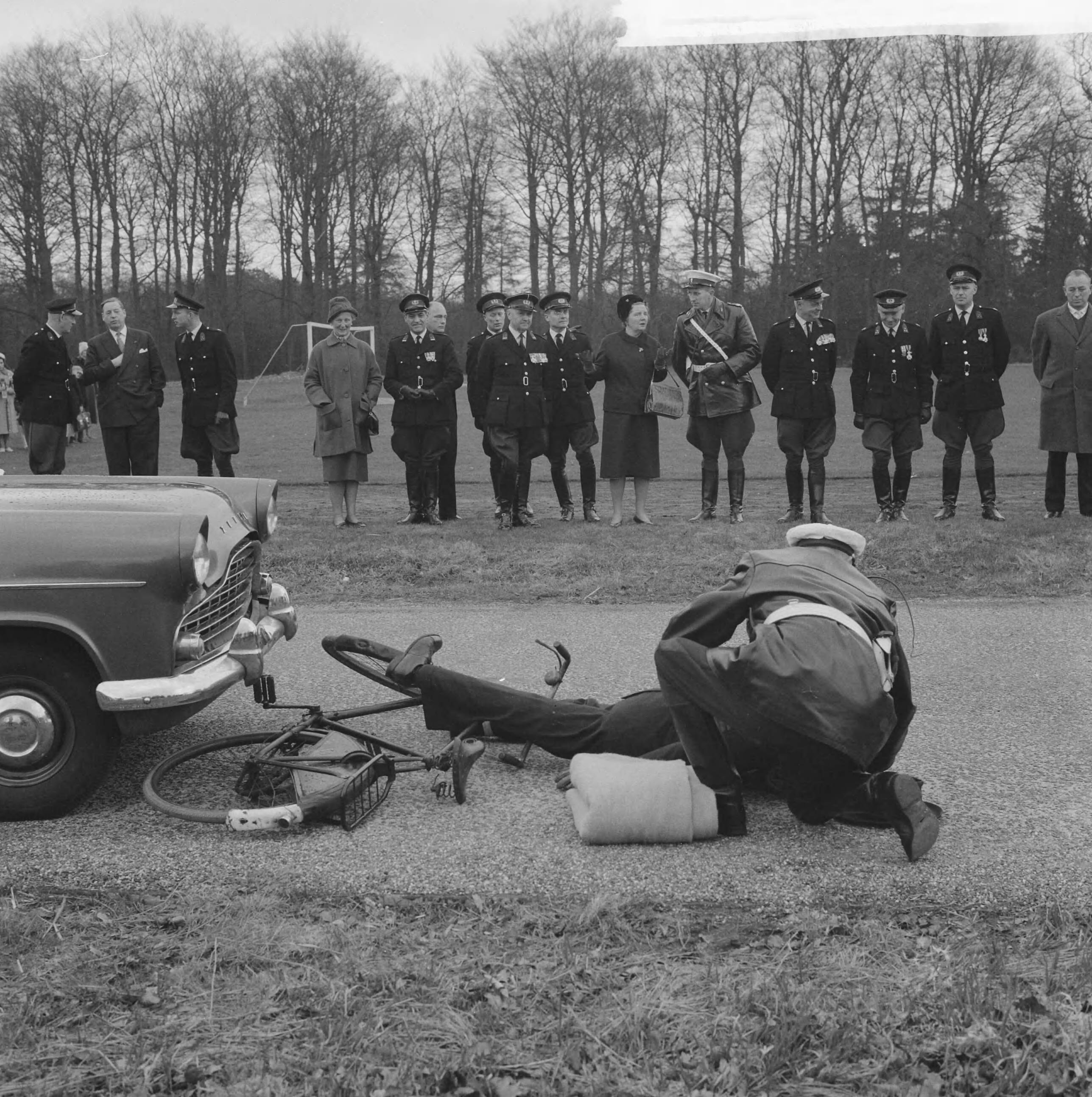 Fotocollectie Anefo — Koningin Juliana bezoekt de verkeersschool voor de Rijkspolitie "De Varenkamp"te Utrecht. De koningin aanschouwt een geënsceneerd ongeval — Foto: Koch, Eric / Anefo. Licentie: Set B: Rechtenvrij / Publiek Domein. Bron: Nationaal Archief. http://hdl.handle.net/10648/aa01a97a-d0b4-102d-bcf8-003048976d84
