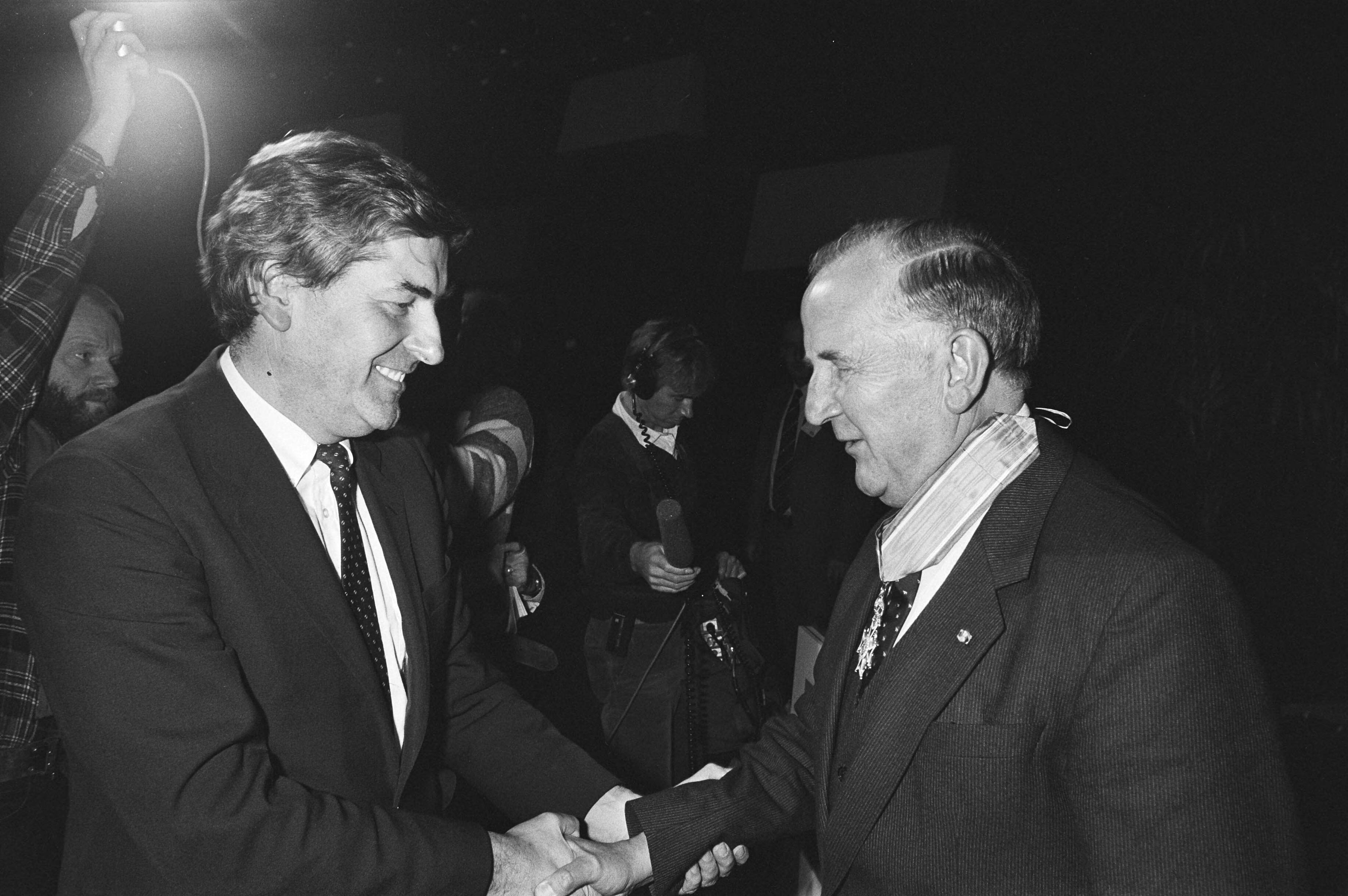 Fotocollectie Anefo — Mr. Van Veen heeft afscheid genomen als voorzitter van V in Den Haag ; werd onderscheiden tot Grootofficier in de Orde van de Ned. Leeuw — Foto: Croes, Rob C. / Anefo. Licentie: Set B: Rechtenvrij / Publiek Domein. Bron: Nationaal Archief. http://hdl.handle.net/10648/ad3f68ac-d0b4-102d-bcf8-003048976d84
