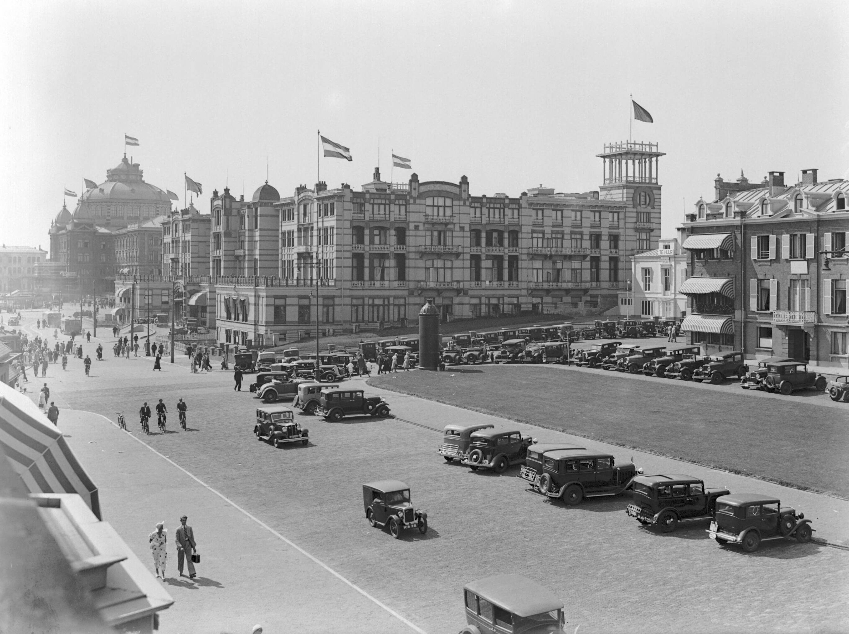 Scheveningen. — De boulevard in Scheveningen — Foto: Poll, Willem van de. Licentie: Set B: Rechtenvrij / Publiek Domein. Bron: Nationaal Archief. http://hdl.handle.net/10648/ae9ad704-d0b4-102d-bcf8-003048976d84