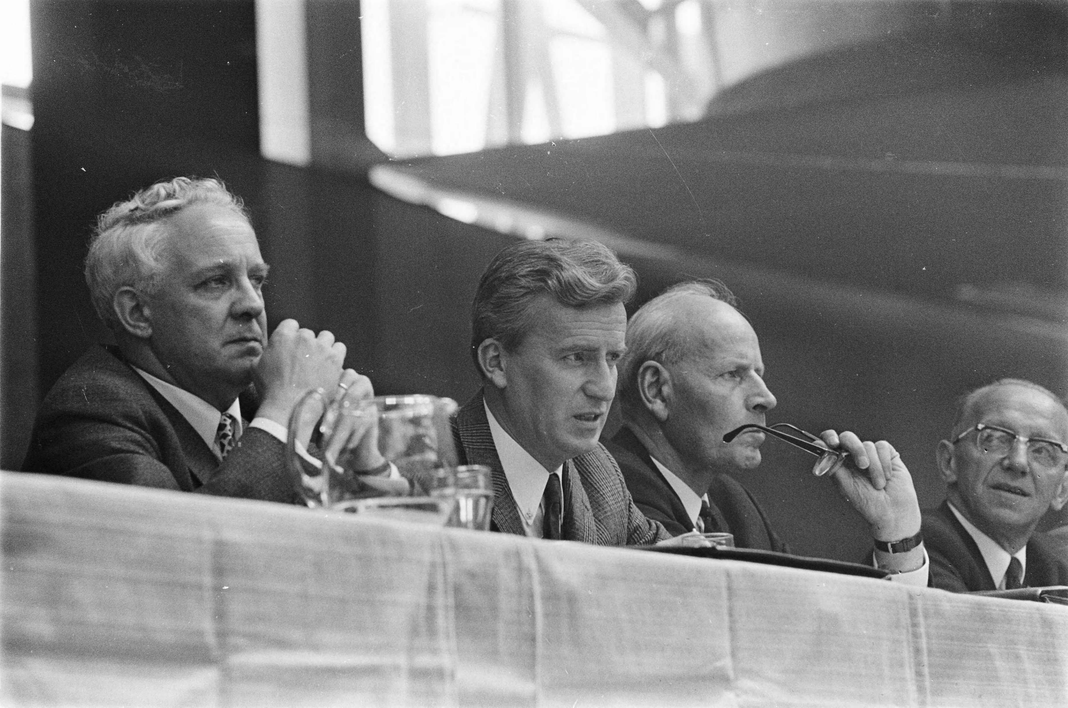 Fotocollectie Anefo — Vakbonden bijeen te Utrecht. P. Mertens (NKV), A. H. Kloos (NVV) en J. van Eijbergen (CNV) — Foto: Kroon, Ron / Anefo. Licentie: Set B: Rechtenvrij / Publiek Domein. Bron: Nationaal Archief. http://hdl.handle.net/10648/ab421f2c-d0b4-102d-bcf8-003048976d84