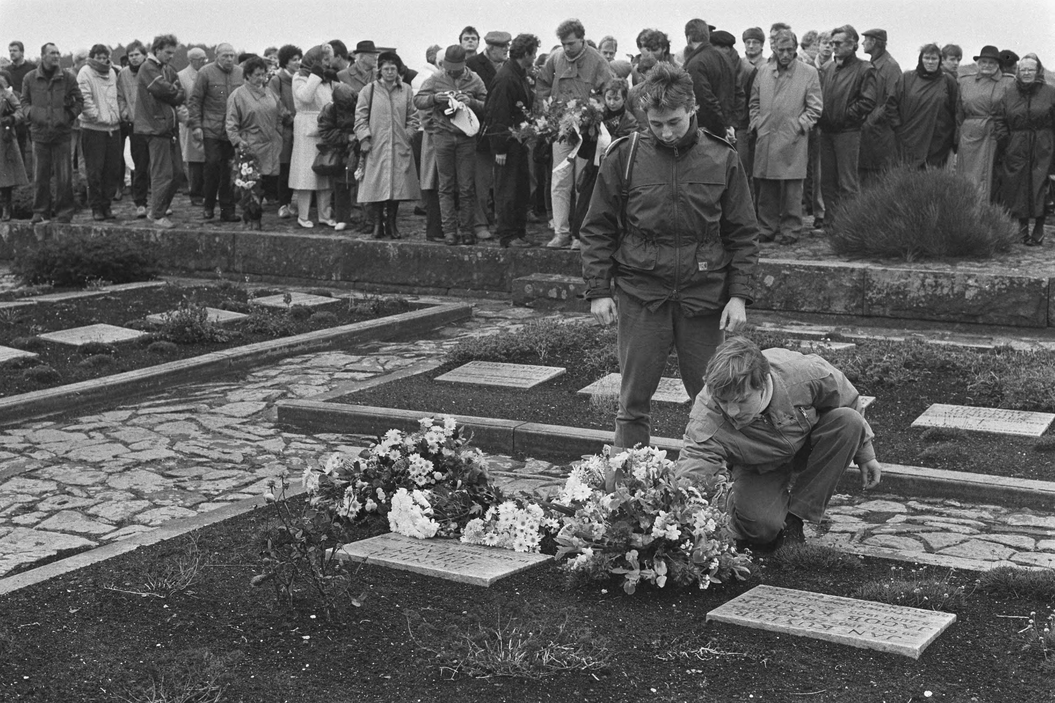 Fotocollectie Anefo — Hannie Schaft herdenking in Overveen — Foto: Gerrits, Roland / Anefo. Licentie: Set B: Rechtenvrij / Publiek Domein. Bron: Nationaal Archief. http://hdl.handle.net/10648/ad59d9a8-d0b4-102d-bcf8-003048976d84