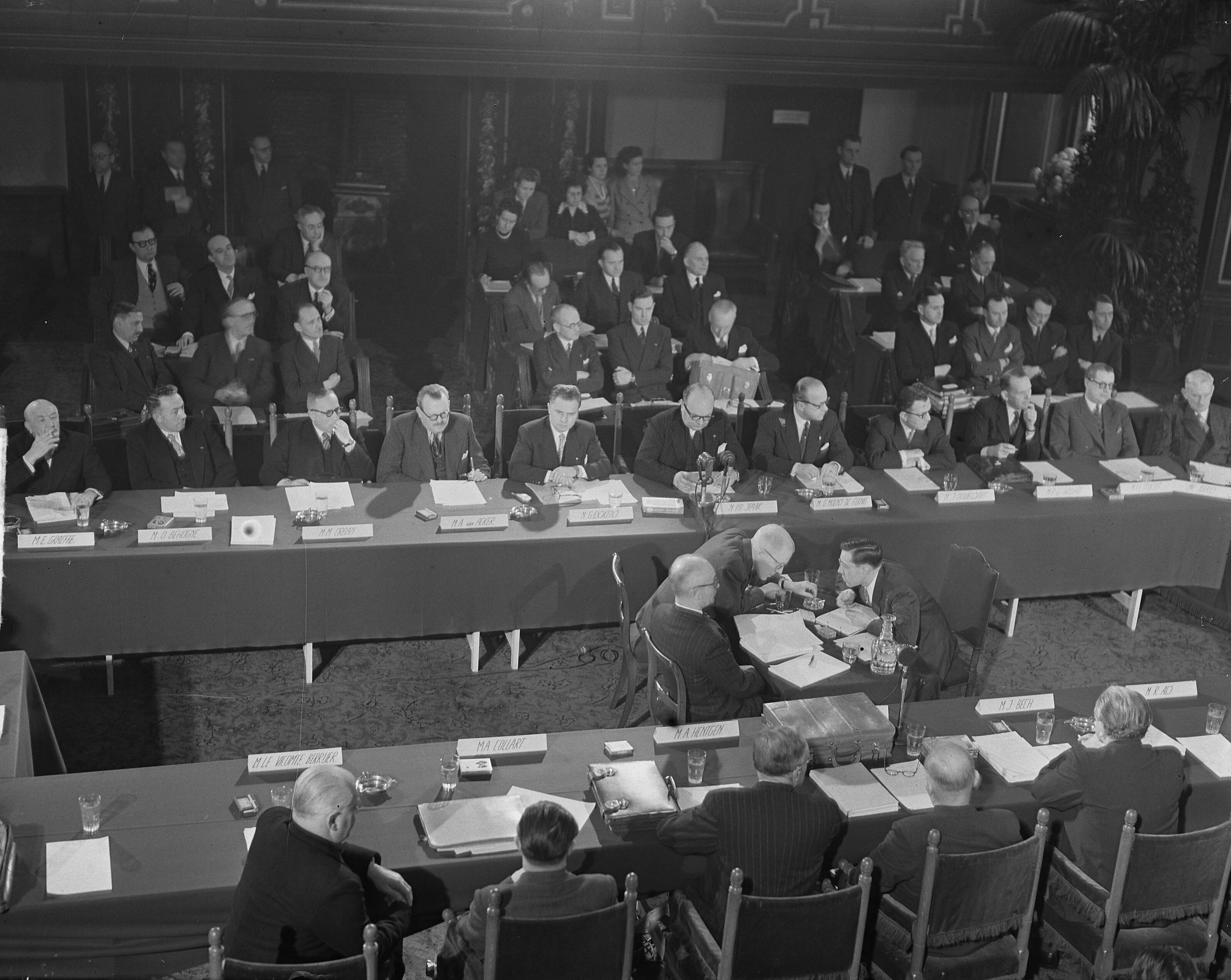 Fotocollectie Anefo — Benelux-conferentie in Den Haag van 10 t/m 12 maart 1949 in de vergaderzaal van de Eerste Kamer. De Belgische delegatie — Foto: Noske, J.D. / Anefo. Licentie: Set B: Rechtenvrij / Publiek Domein. Bron: Nationaal Archief. http://hdl.handle.net/10648/a8c47b3c-d0b4-102d-bcf8-003048976d84