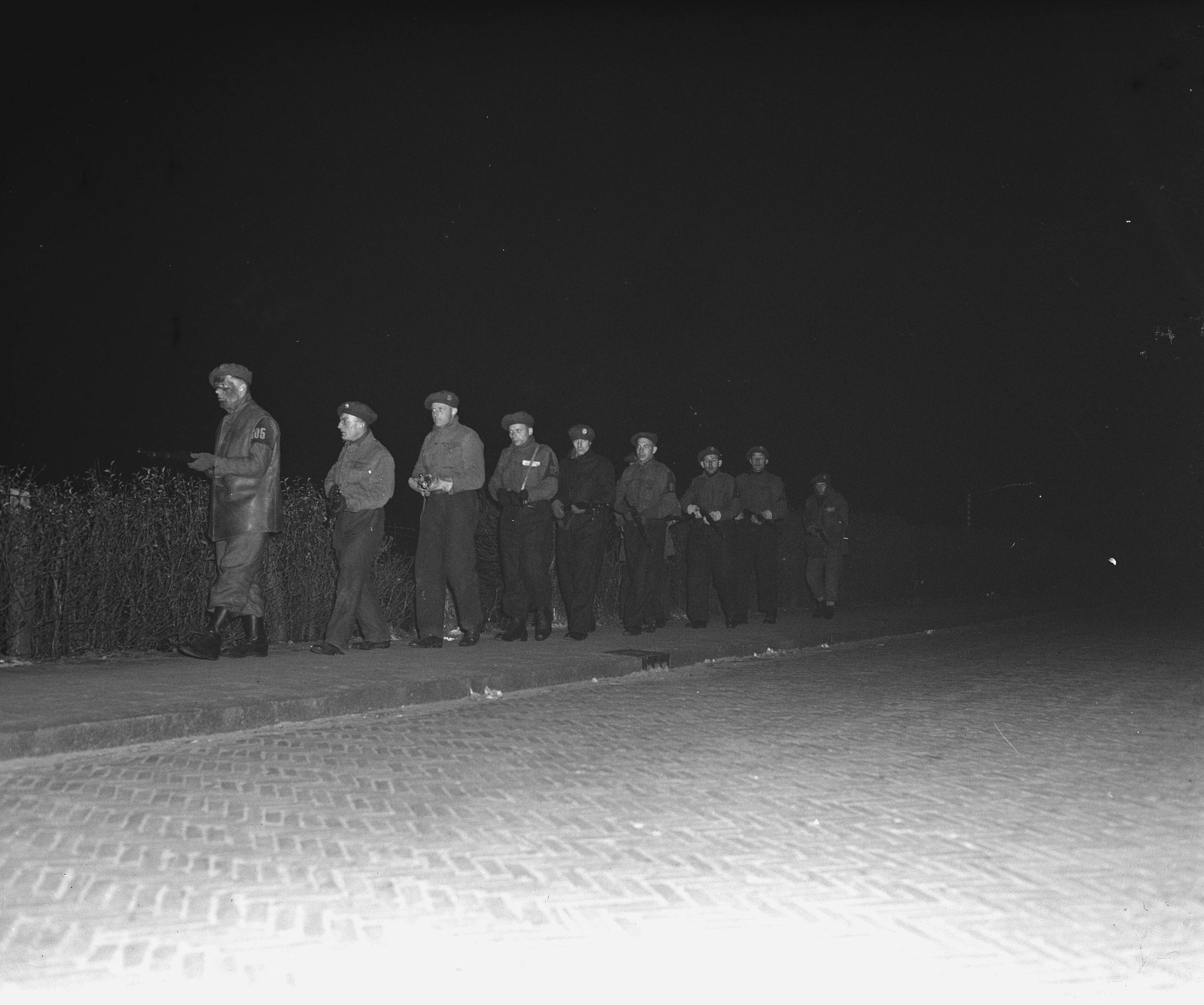 Nachtoefening van kaderopleidng rondom Spaarndam — Nachtoefening van kaderopleiding rondom Spaarndam — Foto: Breijer, Charles / Anefo. Licentie: Set B: Rechtenvrij / Publiek Domein. Bron: Nationaal Archief. http://hdl.handle.net/10648/a899d058-d0b4-102d-bcf8-003048976d84