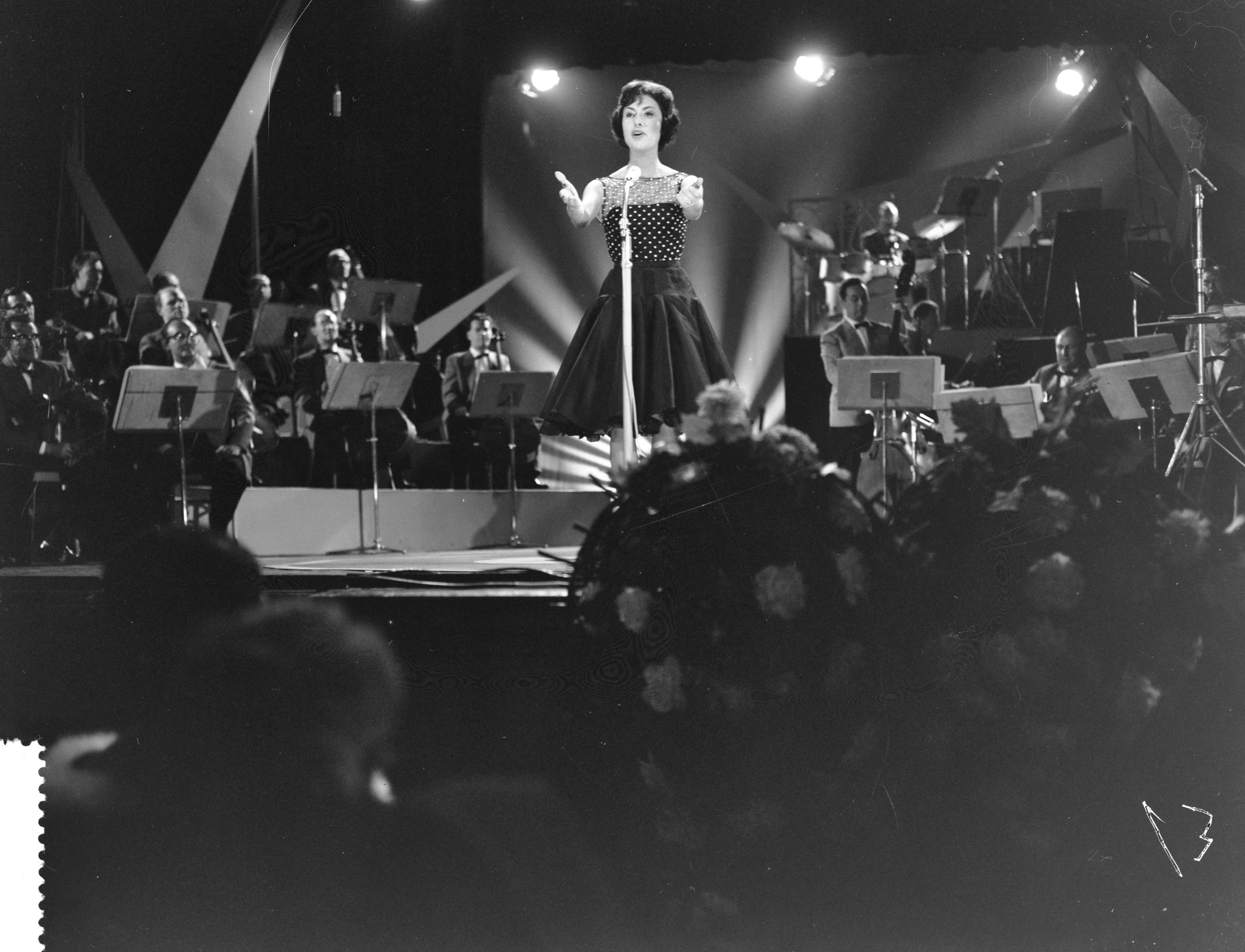 Grand Gala Du Disque in het Kurhaus te Scheveningen — Grand Gala Du Disque in Kurhaus. Caterina Valente — Foto: Bilsen, Joop van / Anefo. Licentie: Set B: Rechtenvrij / Publiek Domein. Bron: Nationaal Archief. http://hdl.handle.net/10648/a9e47b8e-d0b4-102d-bcf8-003048976d84