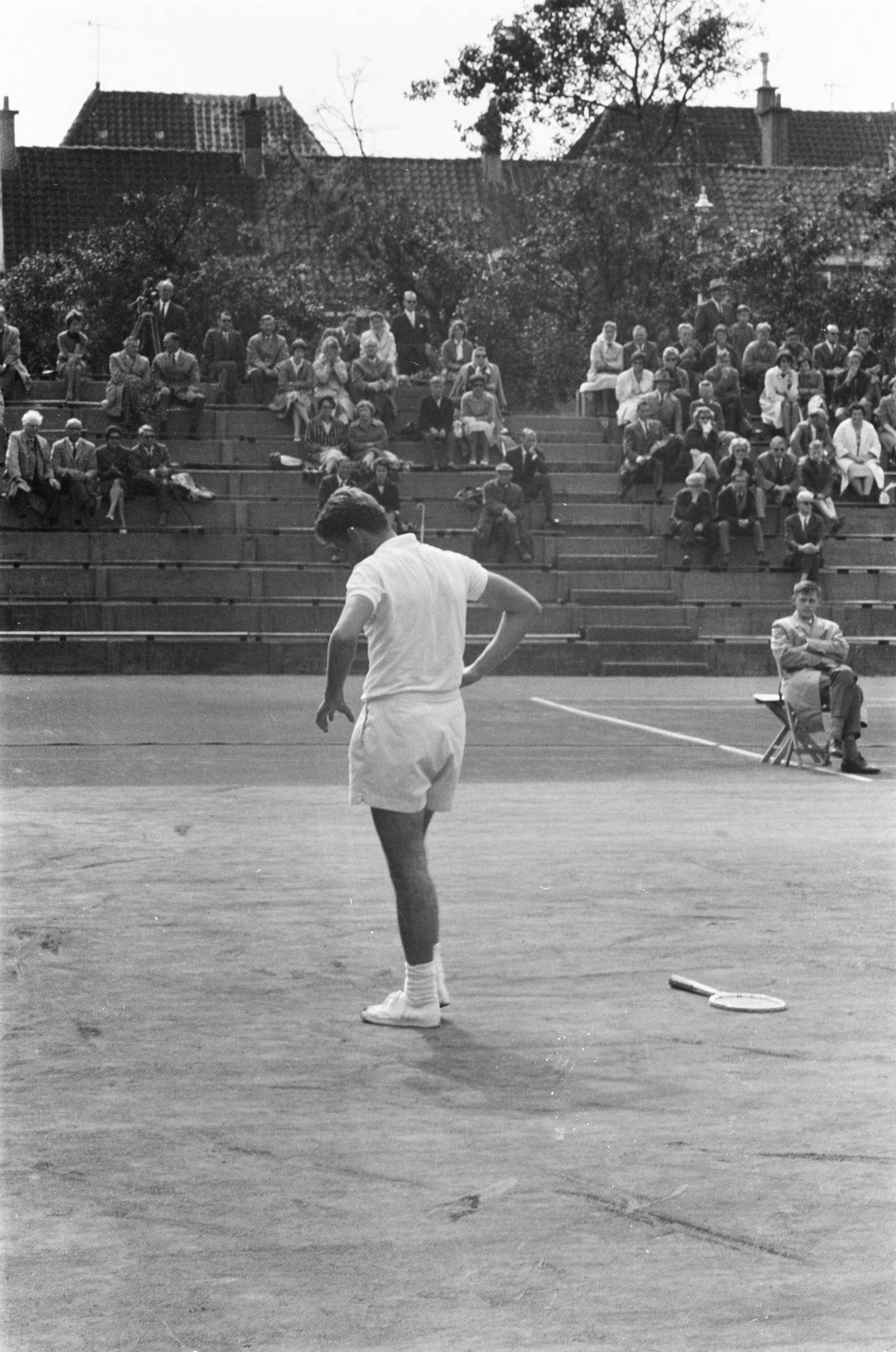 Fotocollectie Anefo — Nationale Tenniskampioenschappen [een speler heeft zijn racket op de gegooid en staat vertwijfeld met zijn handen in de zij] — Foto: Pot, Harry / Anefo. Licentie: Set B: Rechtenvrij / Publiek Domein. Bron: Nationaal Archief. http://hdl.handle.net/10648/a9dfe9ca-d0b4-102d-bcf8-003048976d84