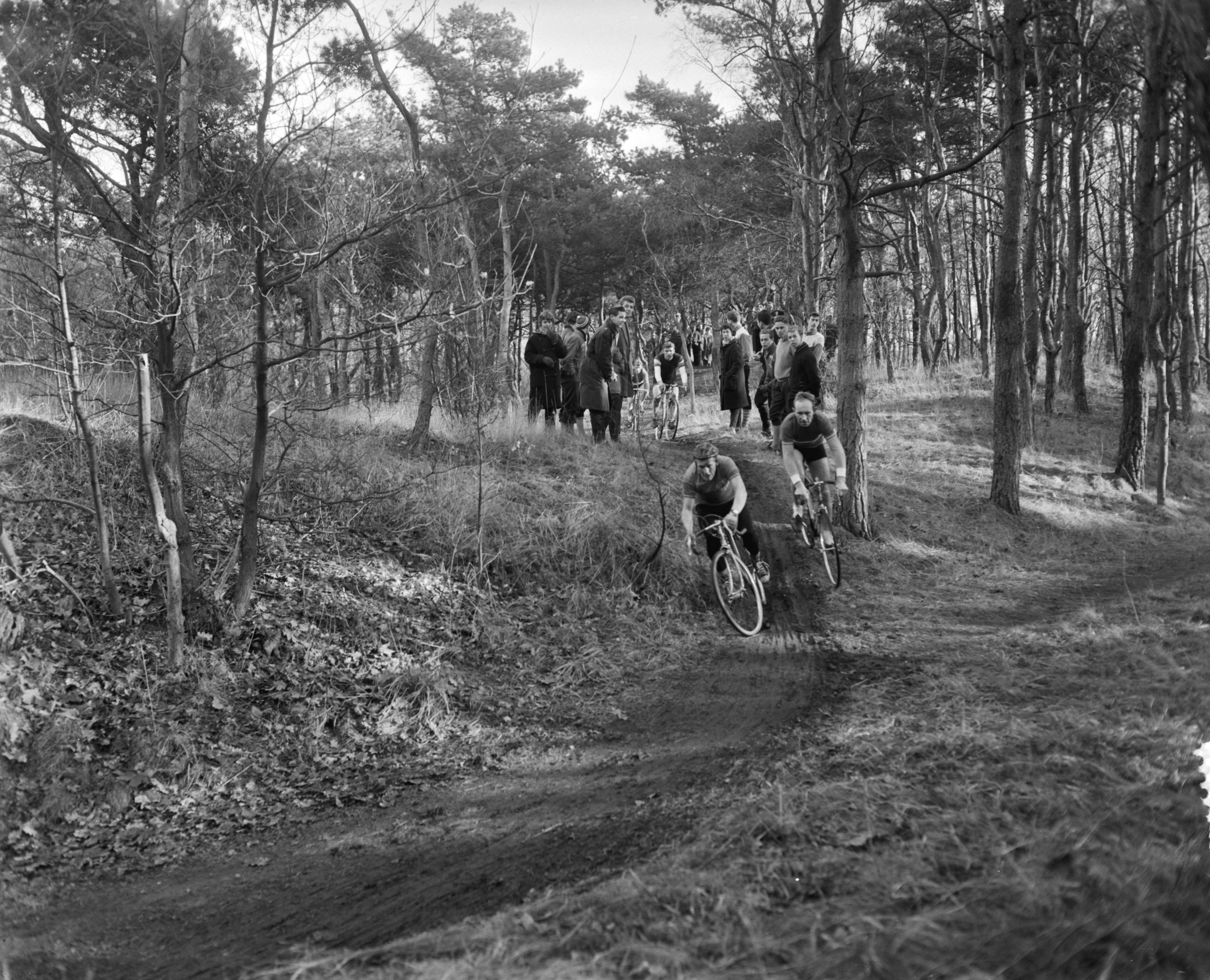 Fotocollectie Anefo — Nationale cyclecross op Duinhorst te Den Haag, voorop Arie Van Wetten, gevolgd door Jan Ruttenberg — Foto: Bilsen, Joop van / Anefo. Licentie: Set B: Rechtenvrij / Publiek Domein. Bron: Nationaal Archief. http://hdl.handle.net/10648/a98ca6b6-d0b4-102d-bcf8-003048976d84